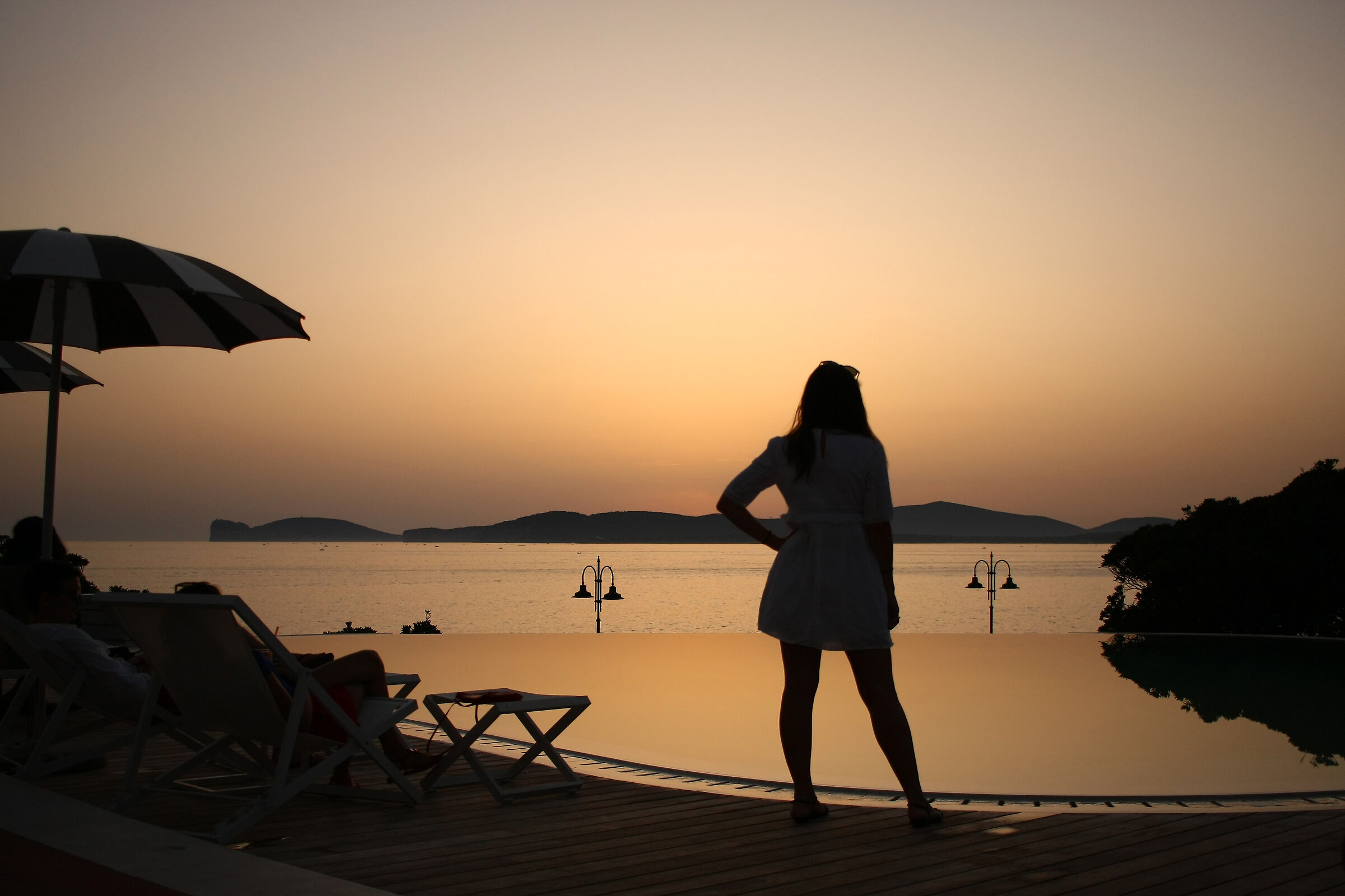 Mirror [...], on the pool, who's the fairest of 'em ...