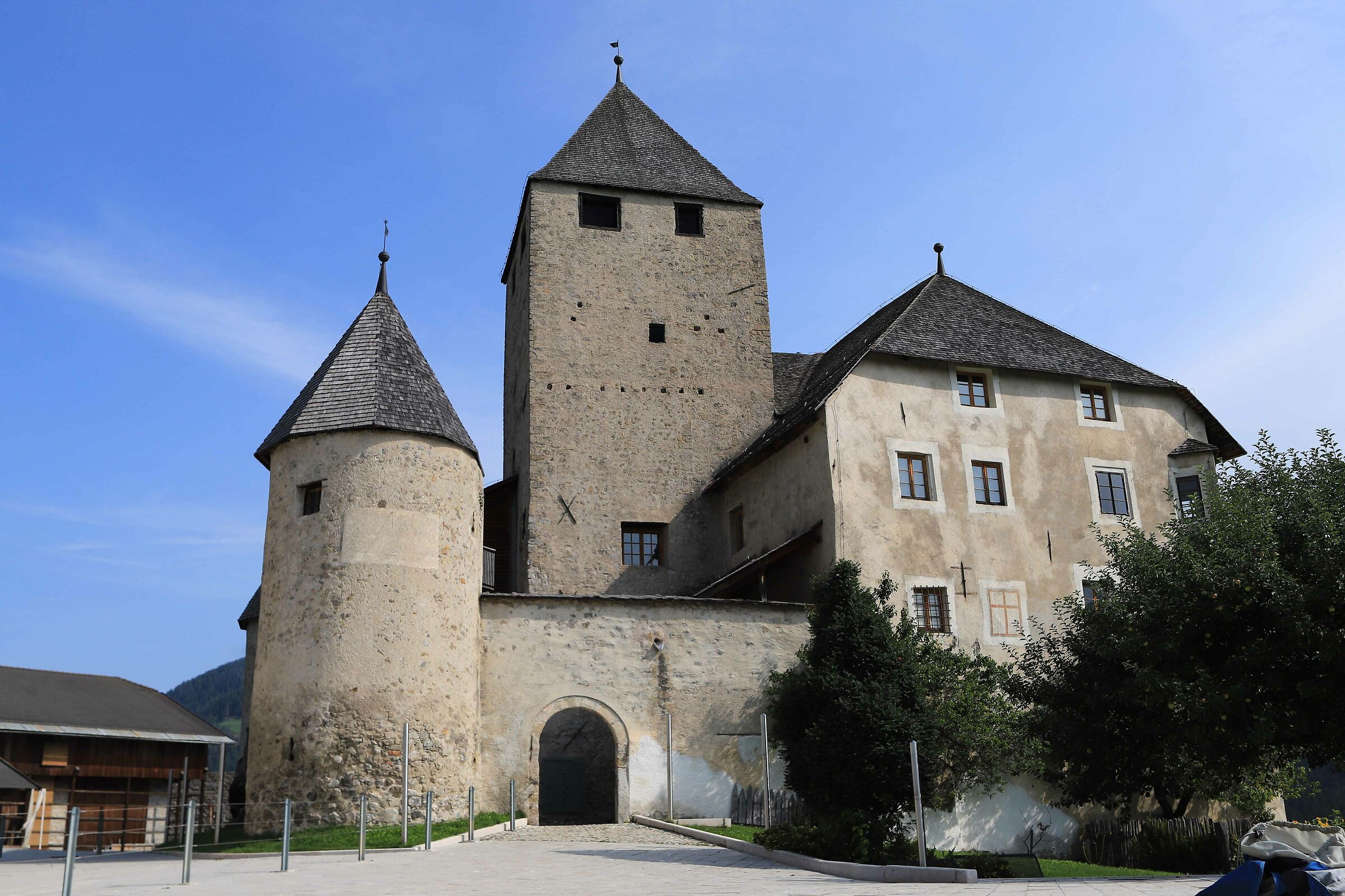 Castel Tor  in Val Badia (1230 d.C.))