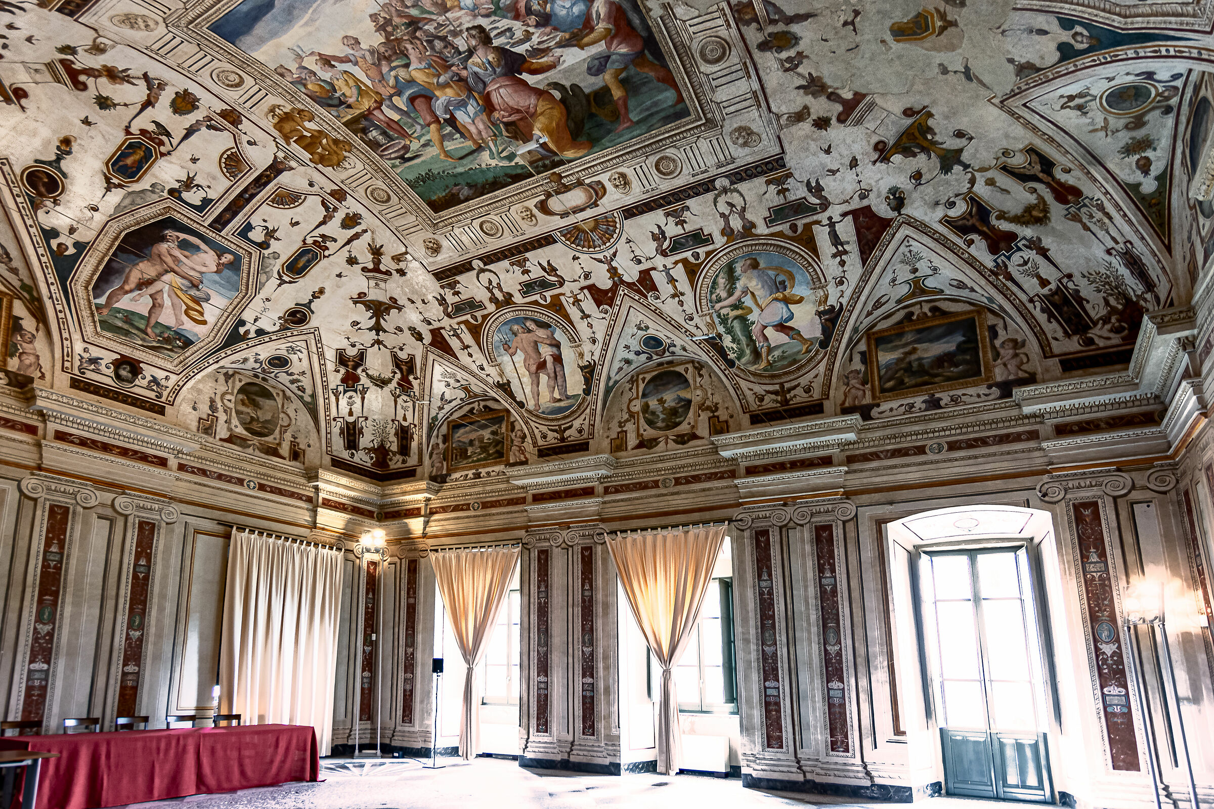 un salone del palazzo corgna citta'della pieve