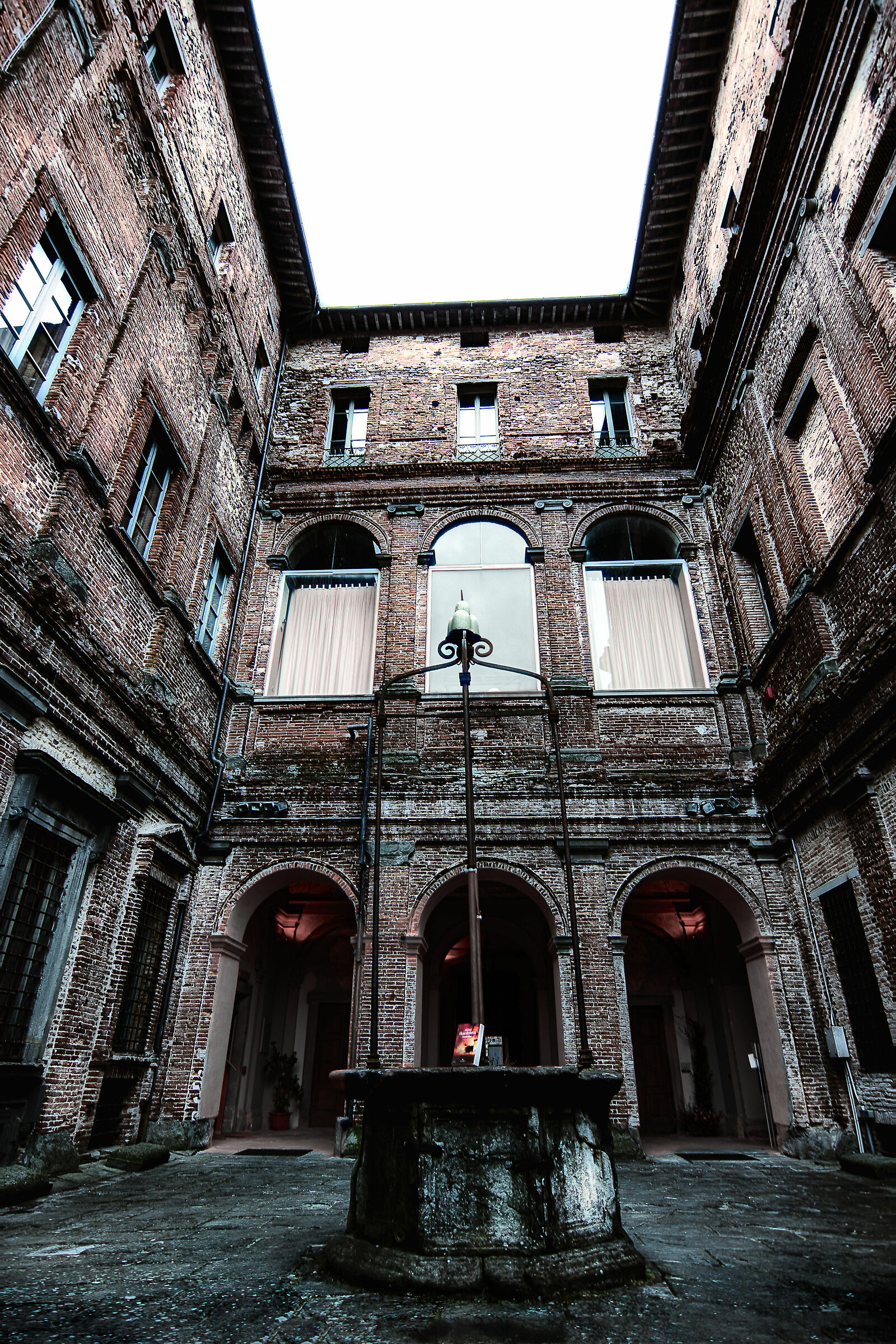 chiosco con pozzo palazzo corgna citta' della pieve