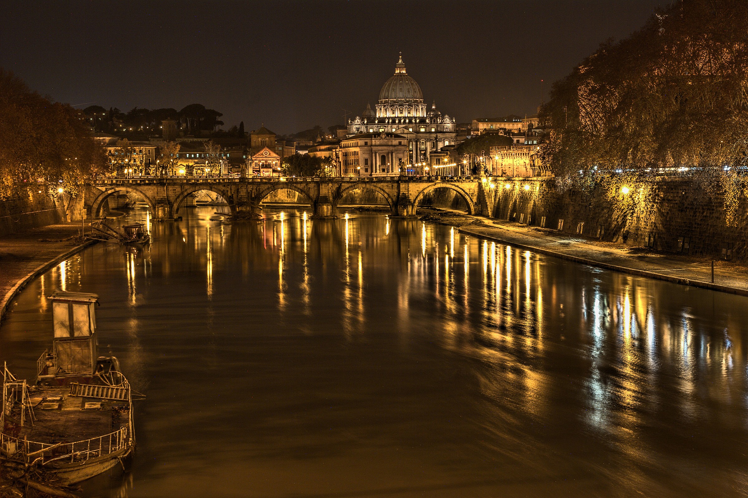 Vecchio barcone sul Tevere