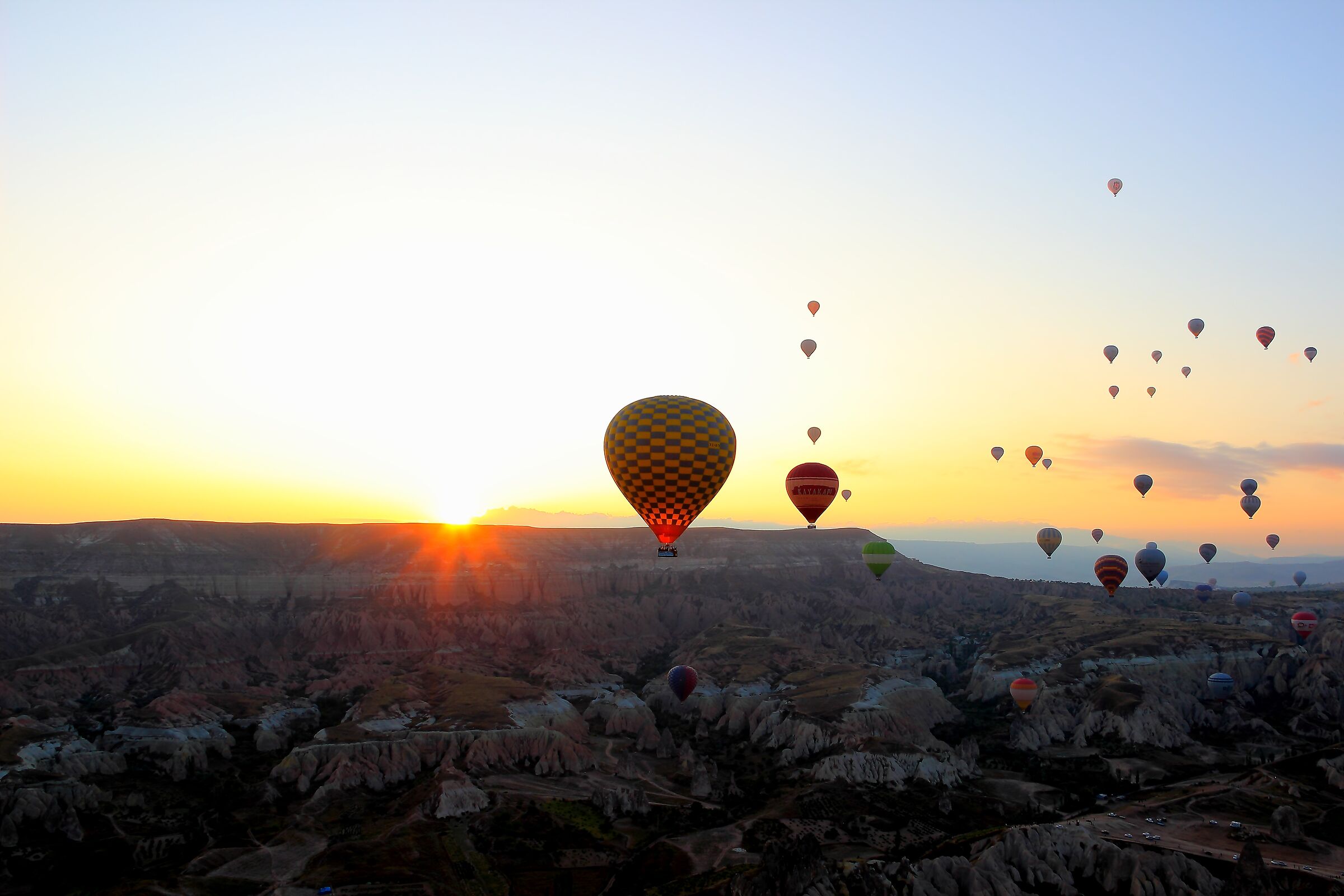 L'alba nei cieli della Cappadocia