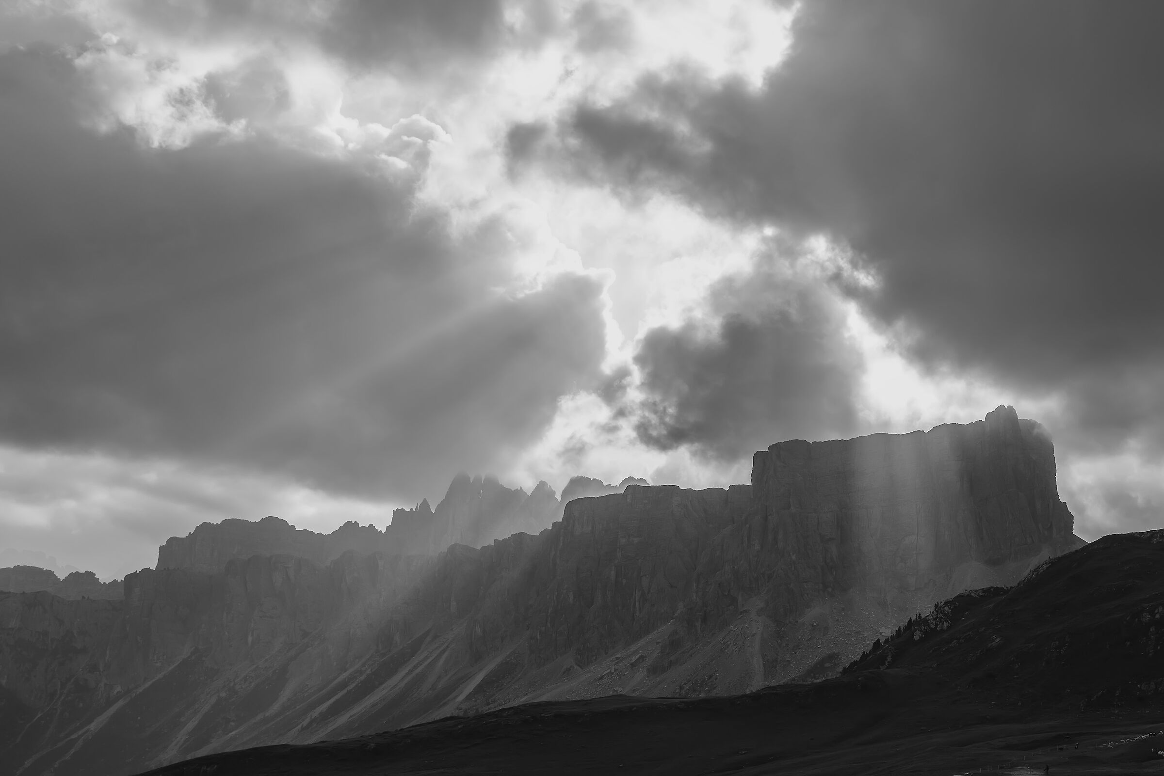 Sole e nubi sulla muraglia del Giau