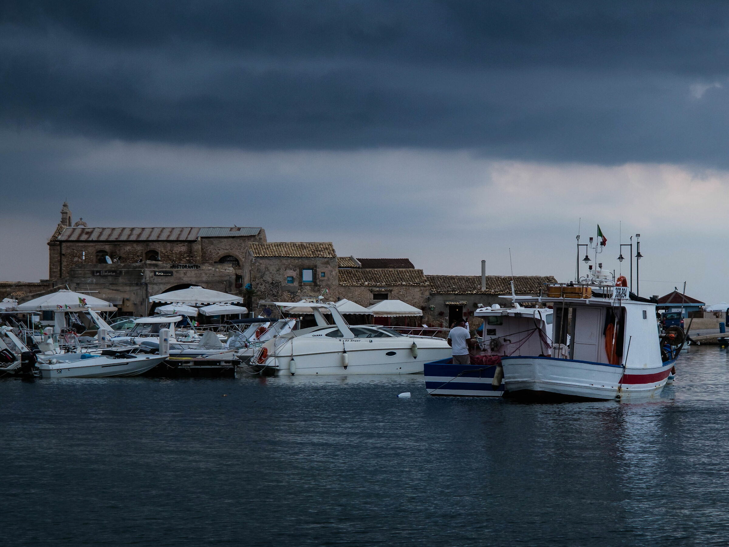 Aria di tempesta nel borgo
