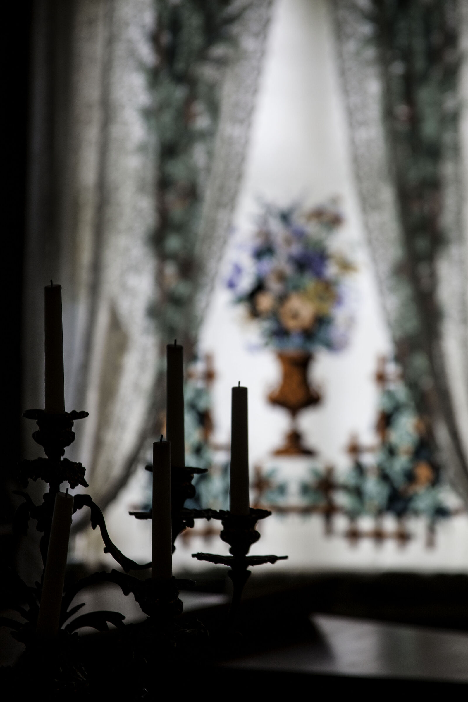 Candele alla luce della finestra