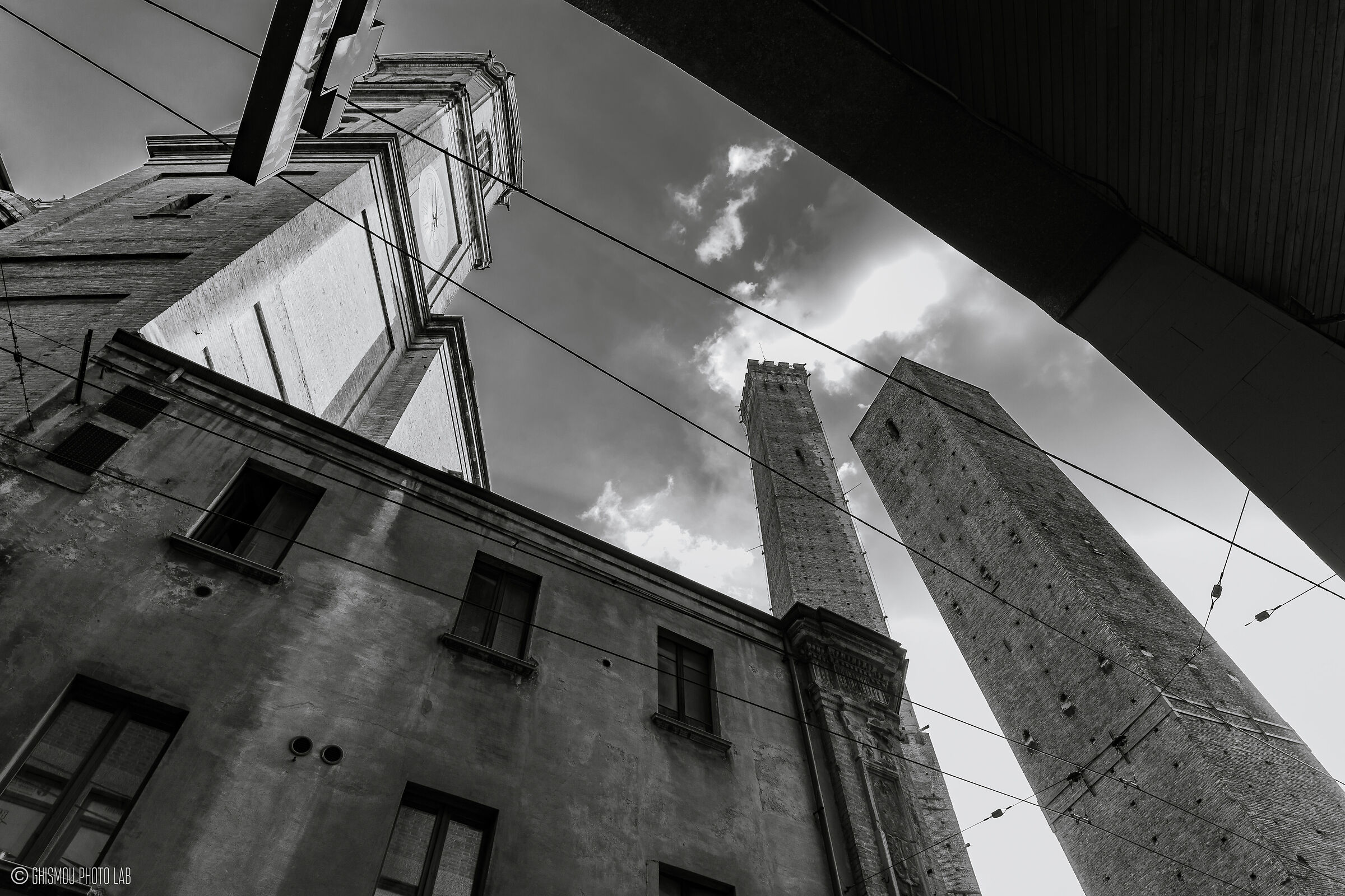 Via San Vitale - vista delle due torri