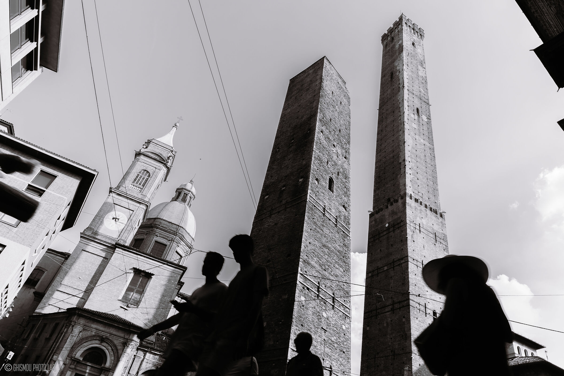 Piazza Ravegnana - Sotto le torri