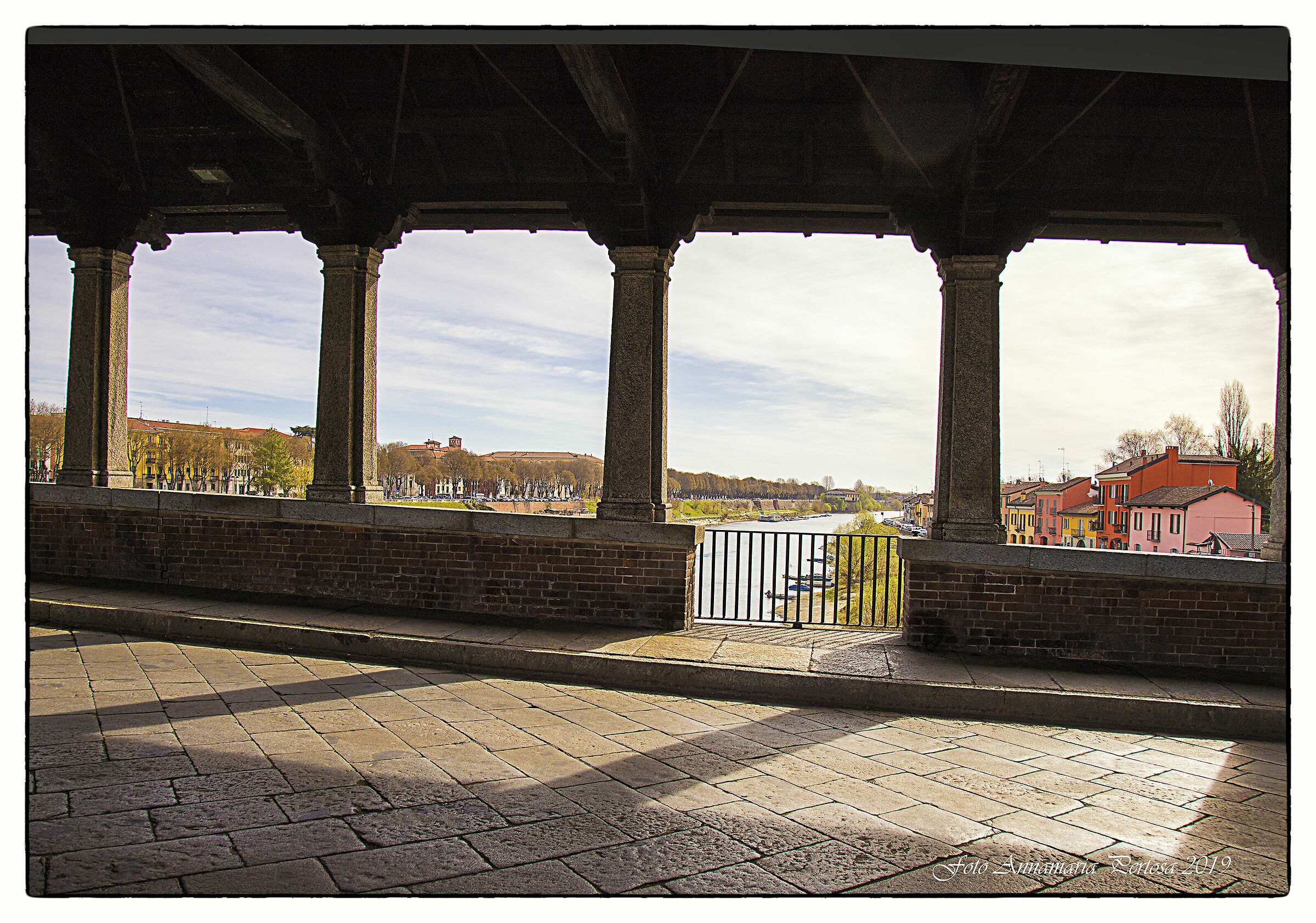 Passeggiata lungo i portici pavesi sul Ticino