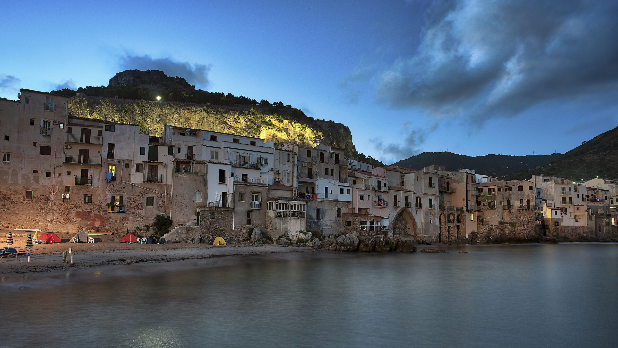 Cefalù, centro storico all'alba
