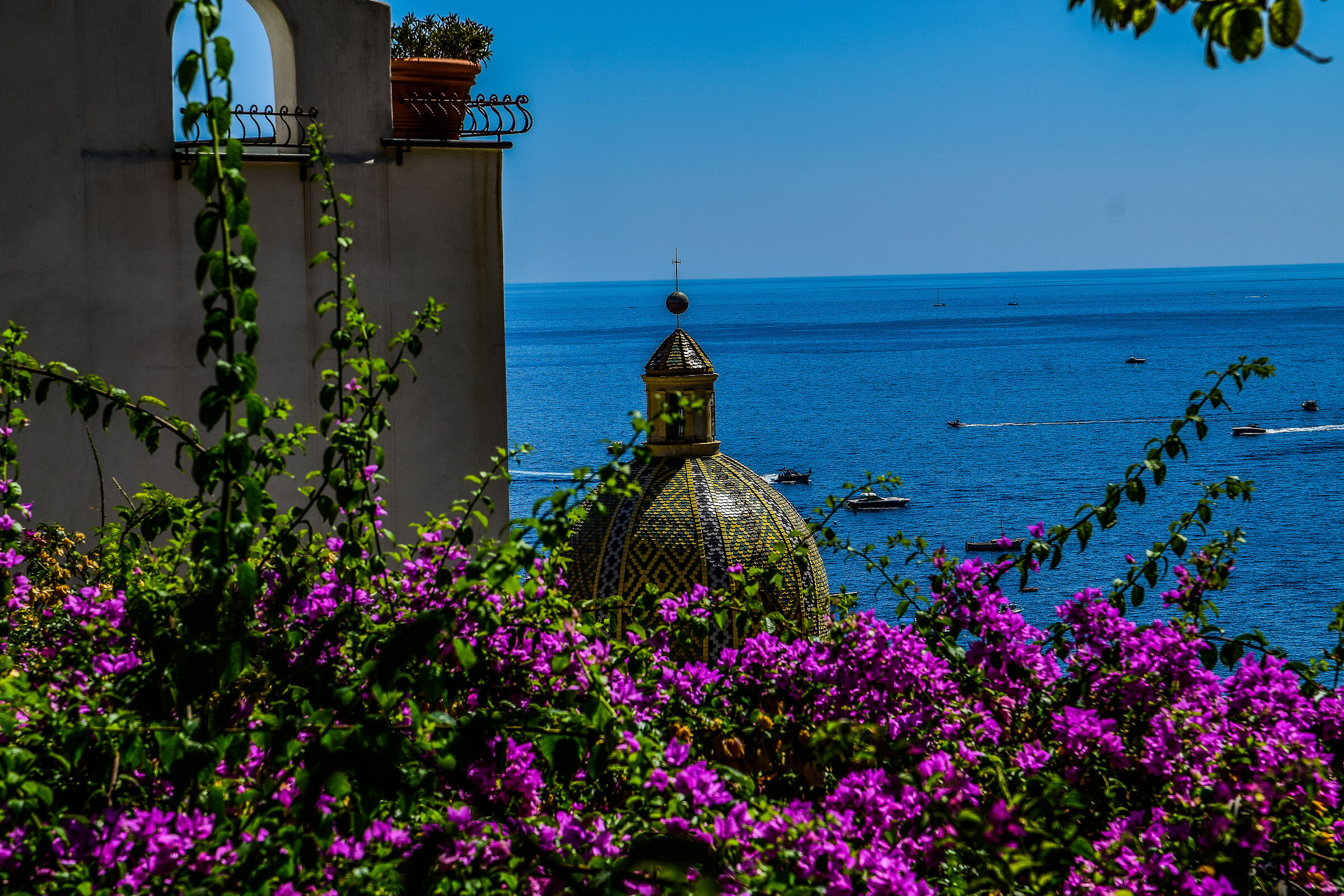 fiori e chiesa di Positano