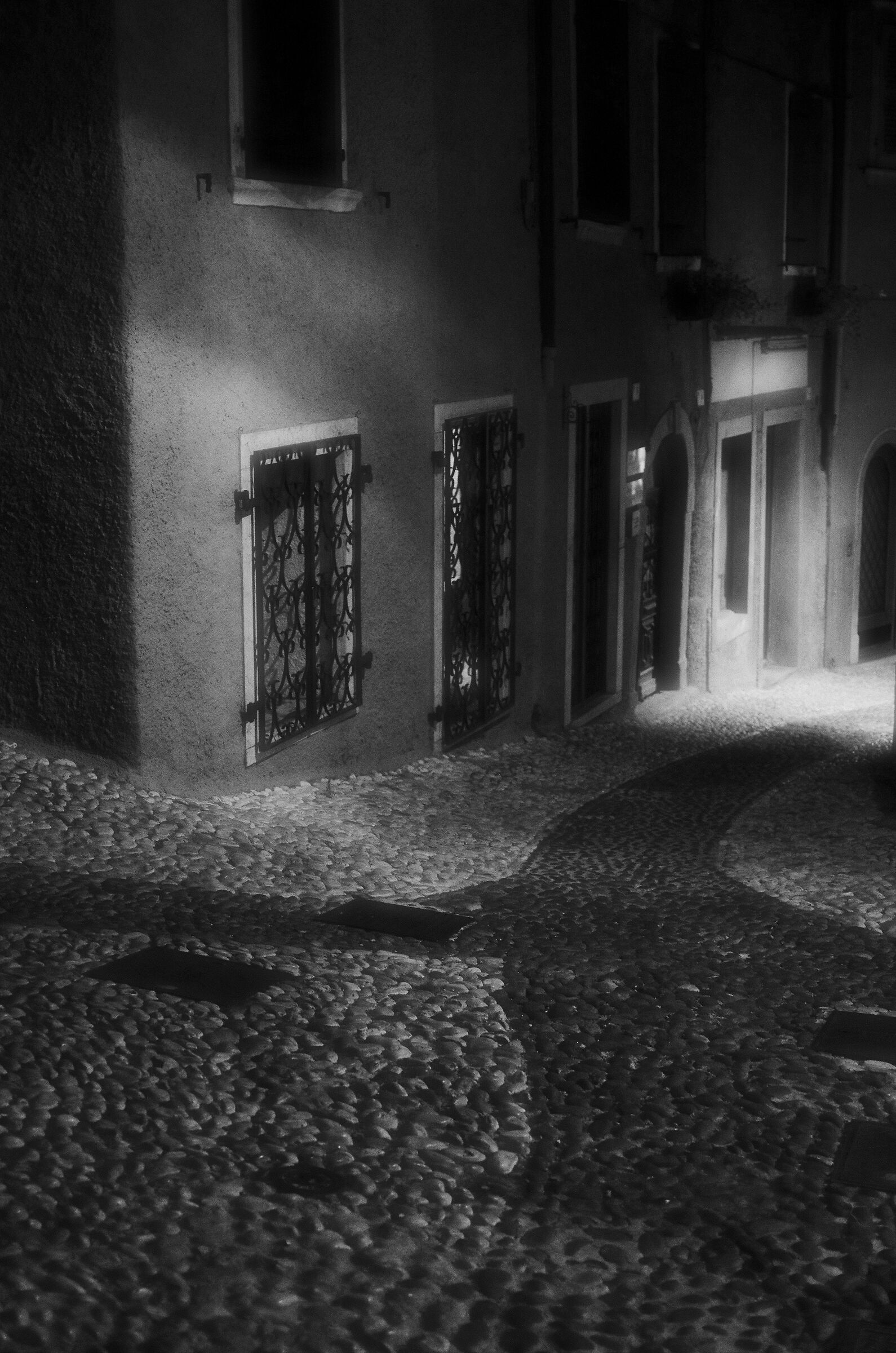 vicolo nel buio