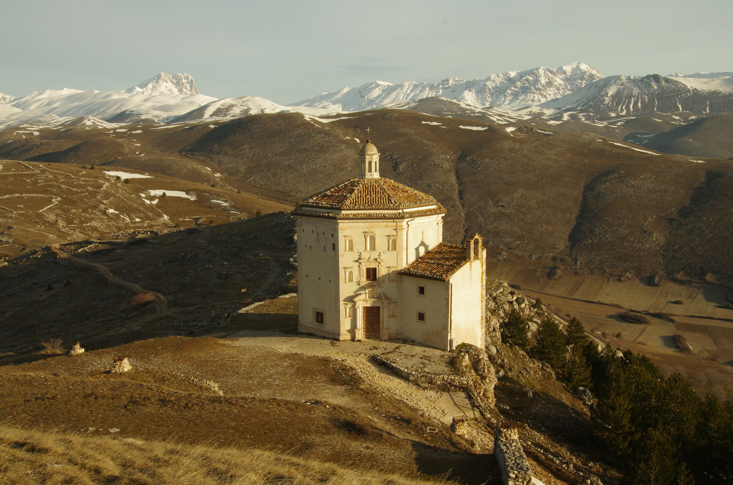 Santa Maria della Pietà e Gran Sasso innevato