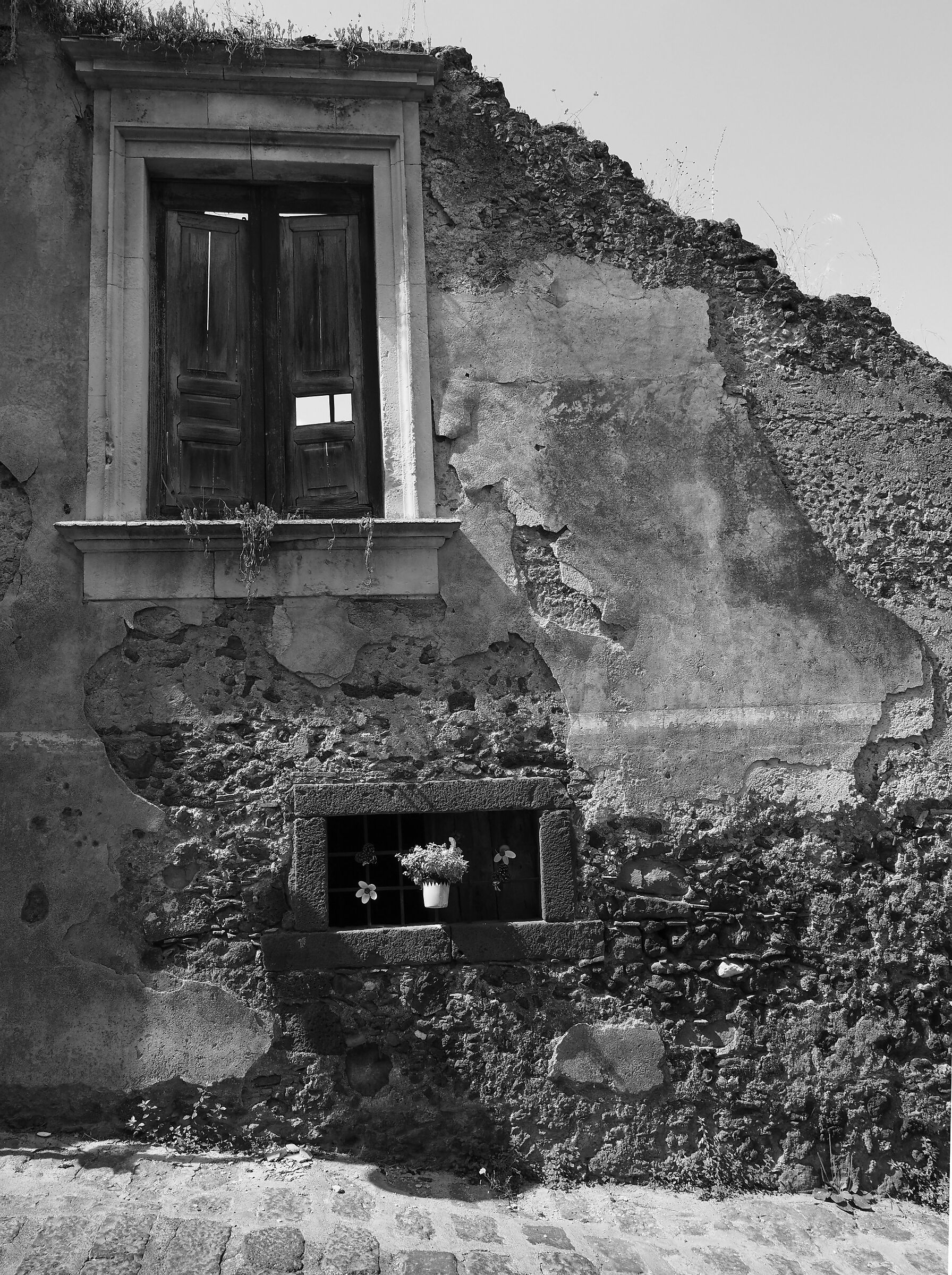 Ruins... and not only that.