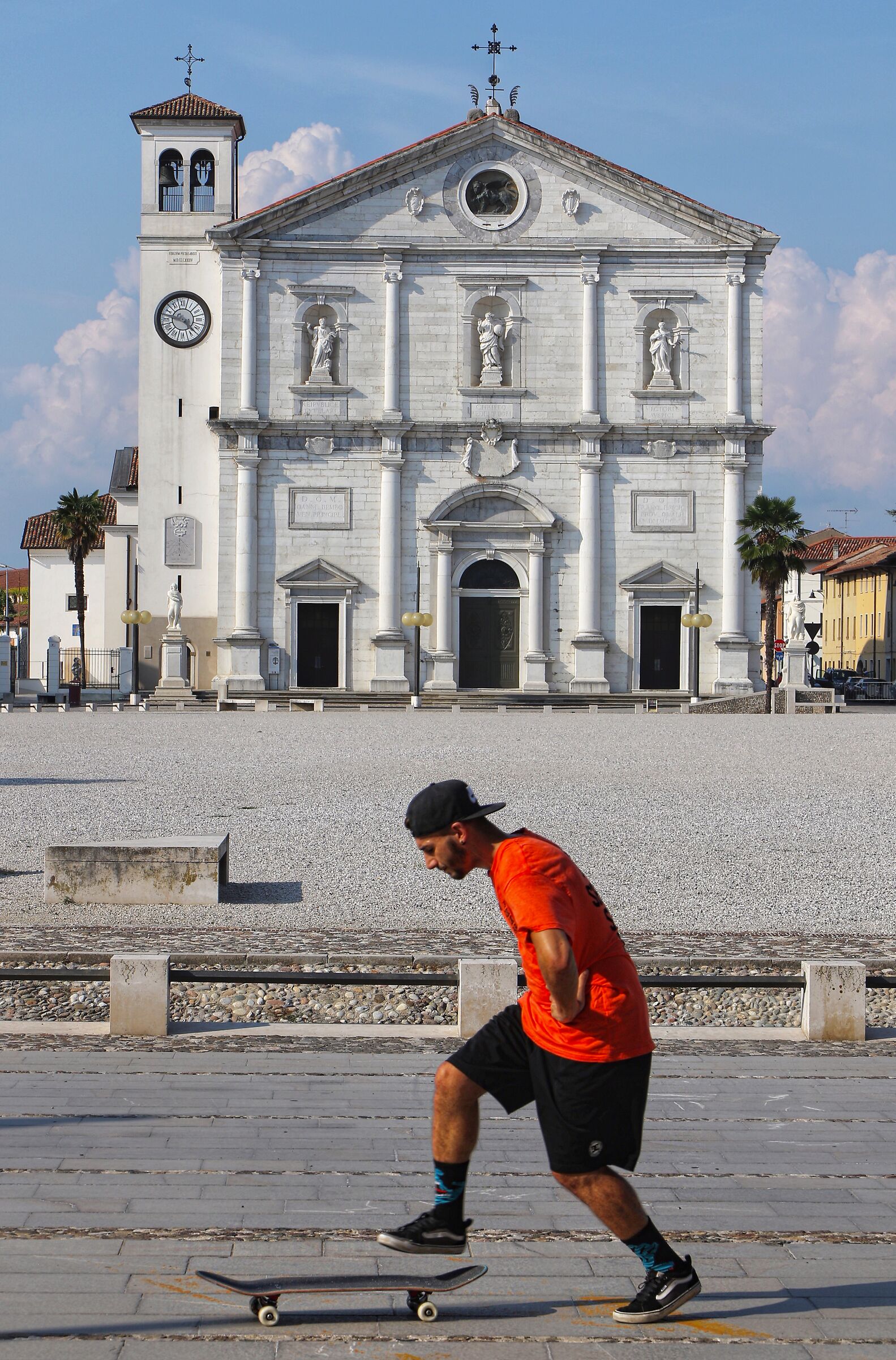 Palmanova. Il Duomo con schettinatore di passaggio.