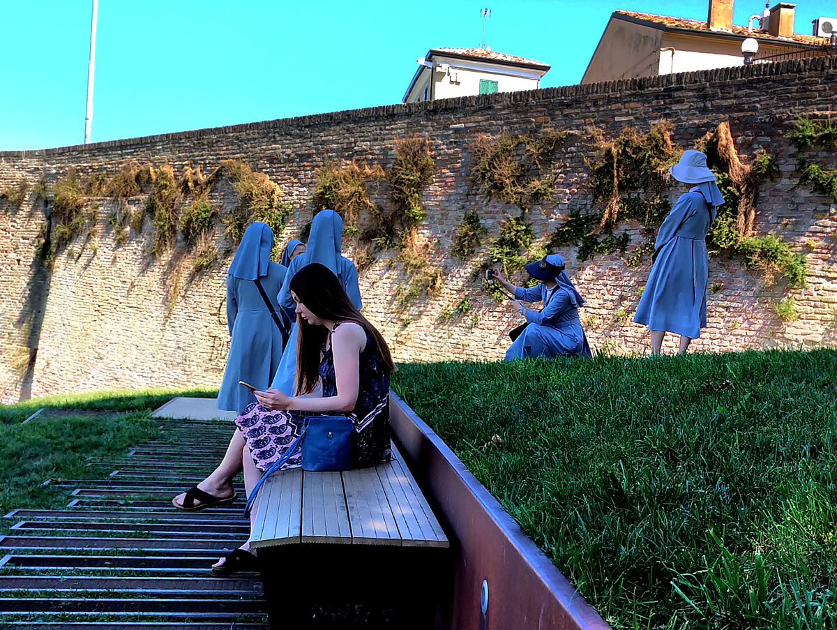 Suore giapponesi  e ragazza sull'erba