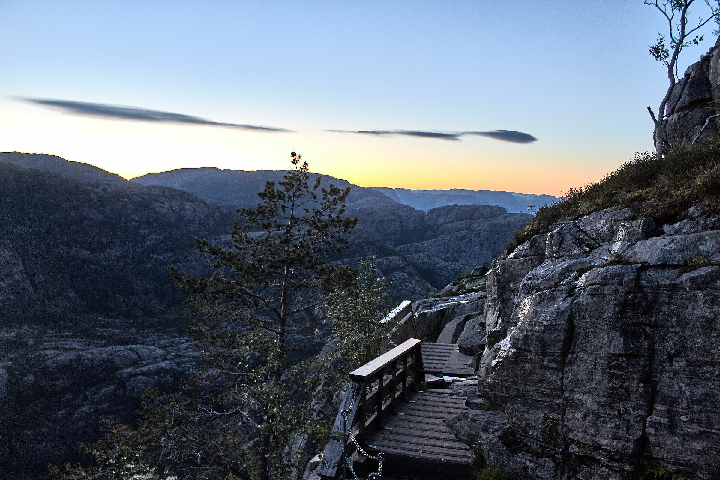 trail to reach the preikestolen