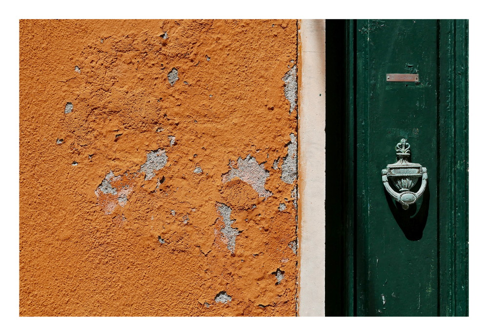 Quadretto urbano arancio e verde a Tellaro (sp)