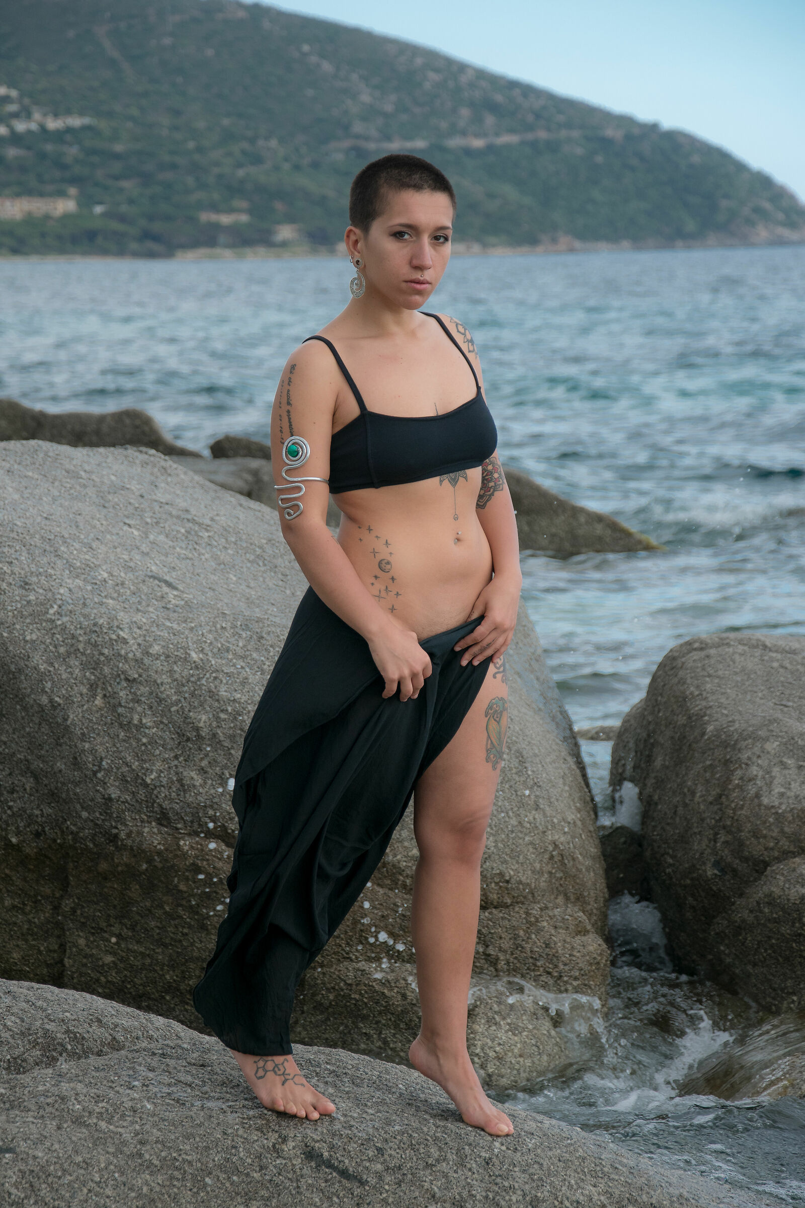 Il vento passa tra gli scogli e tocca coloro che vi pos