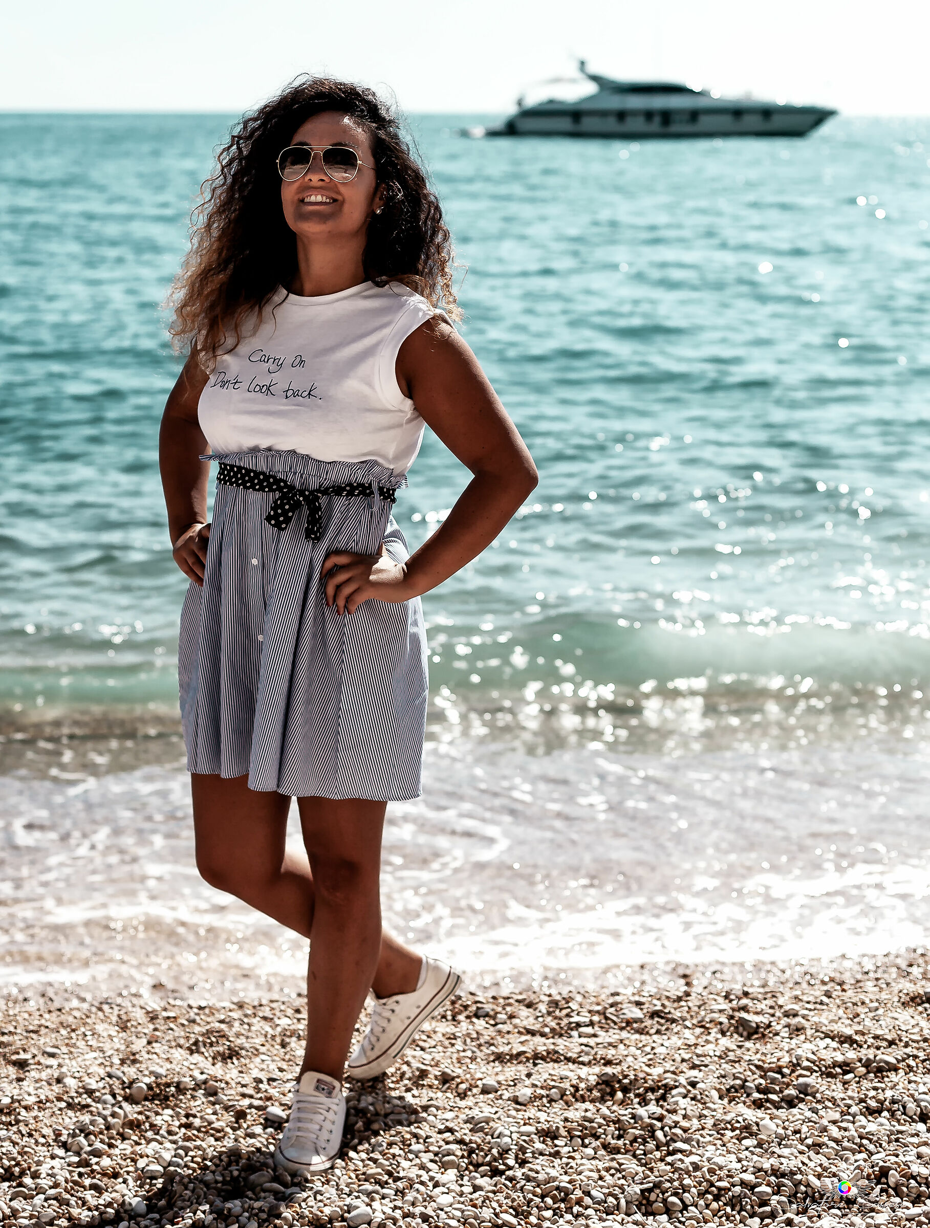 Mare, passeggiata sui ciottoli