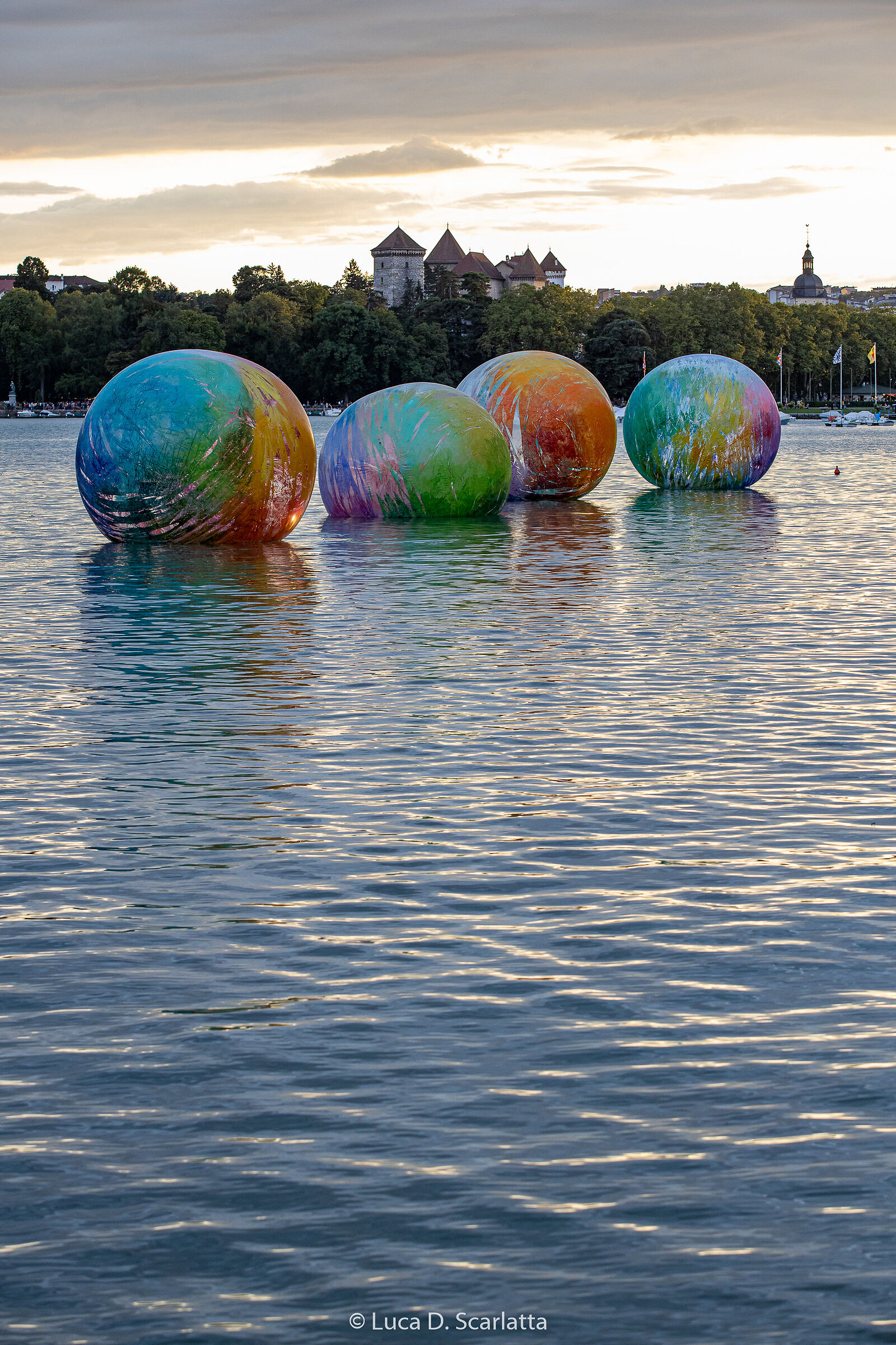 Annecy offers a panorama with "the balls" II