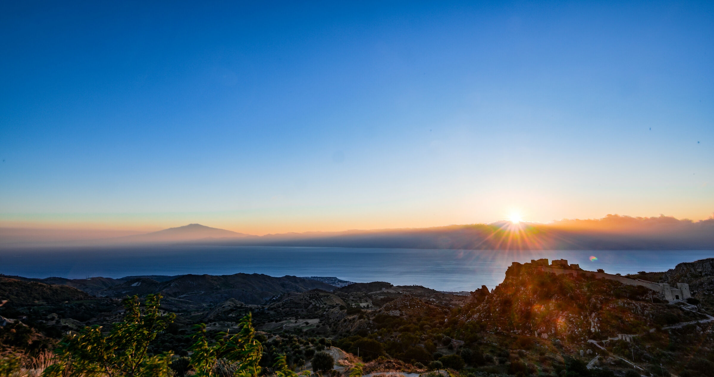 Tramonto al castello di S'Aniceto (rc)