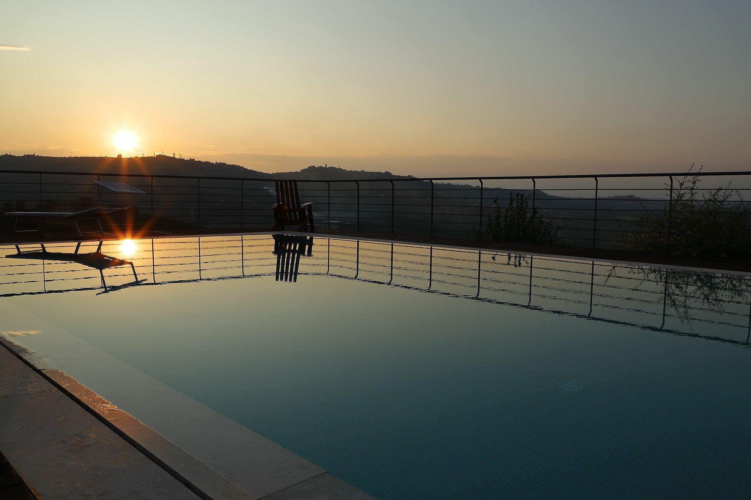 Tramonto dietro la collina