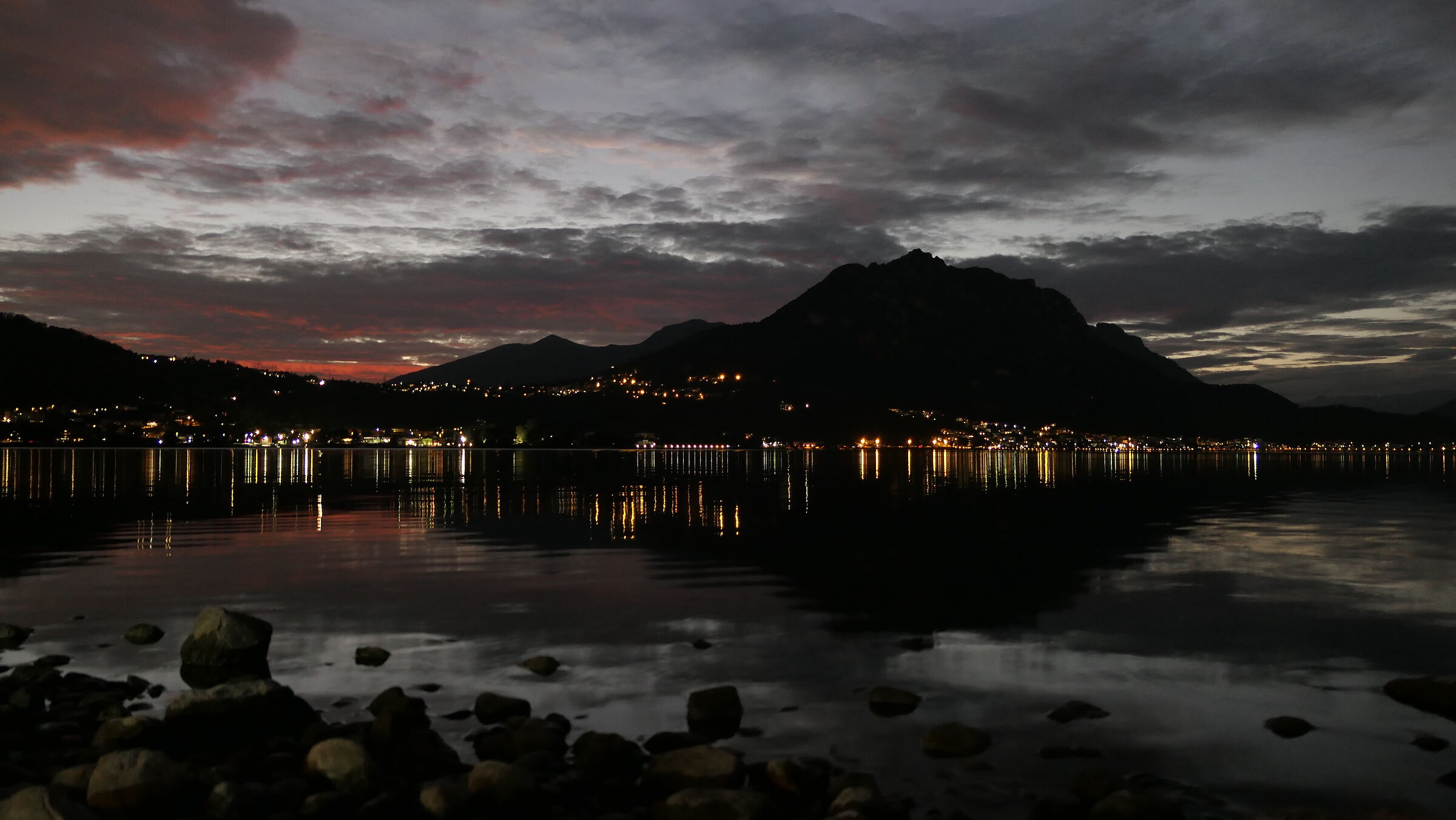 tramonto rosseggiante  sul lago di Garlate