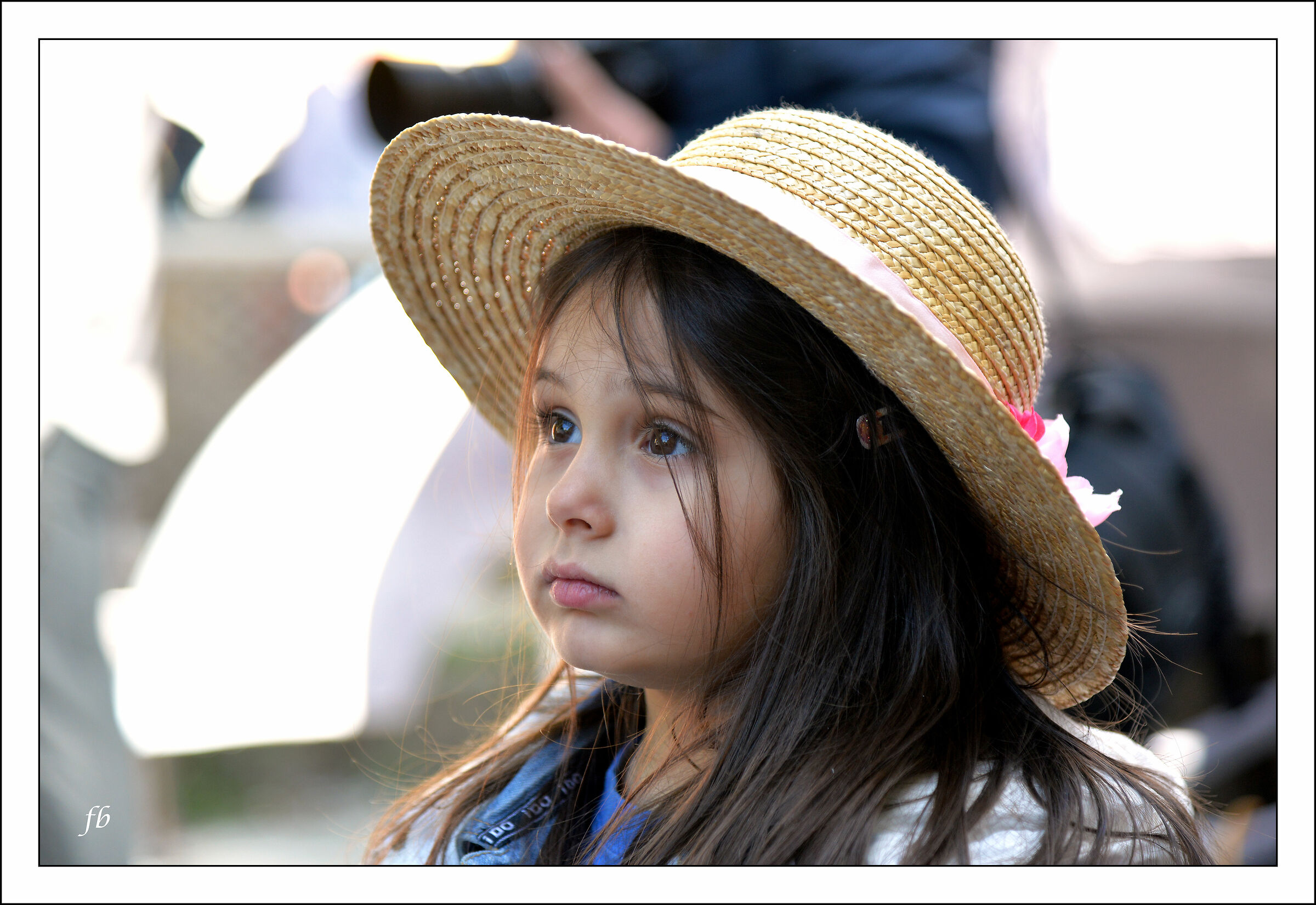 La bambina che guarda