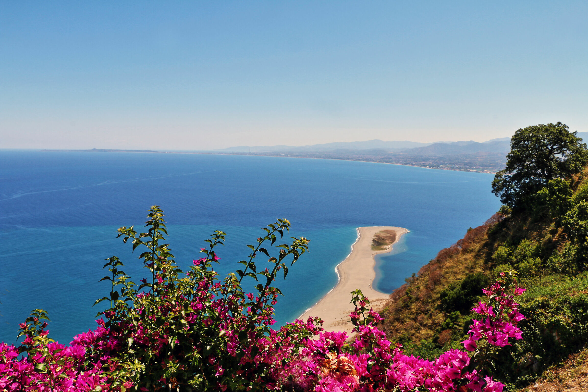 La spiaggia sotto il Santuario di Tindari