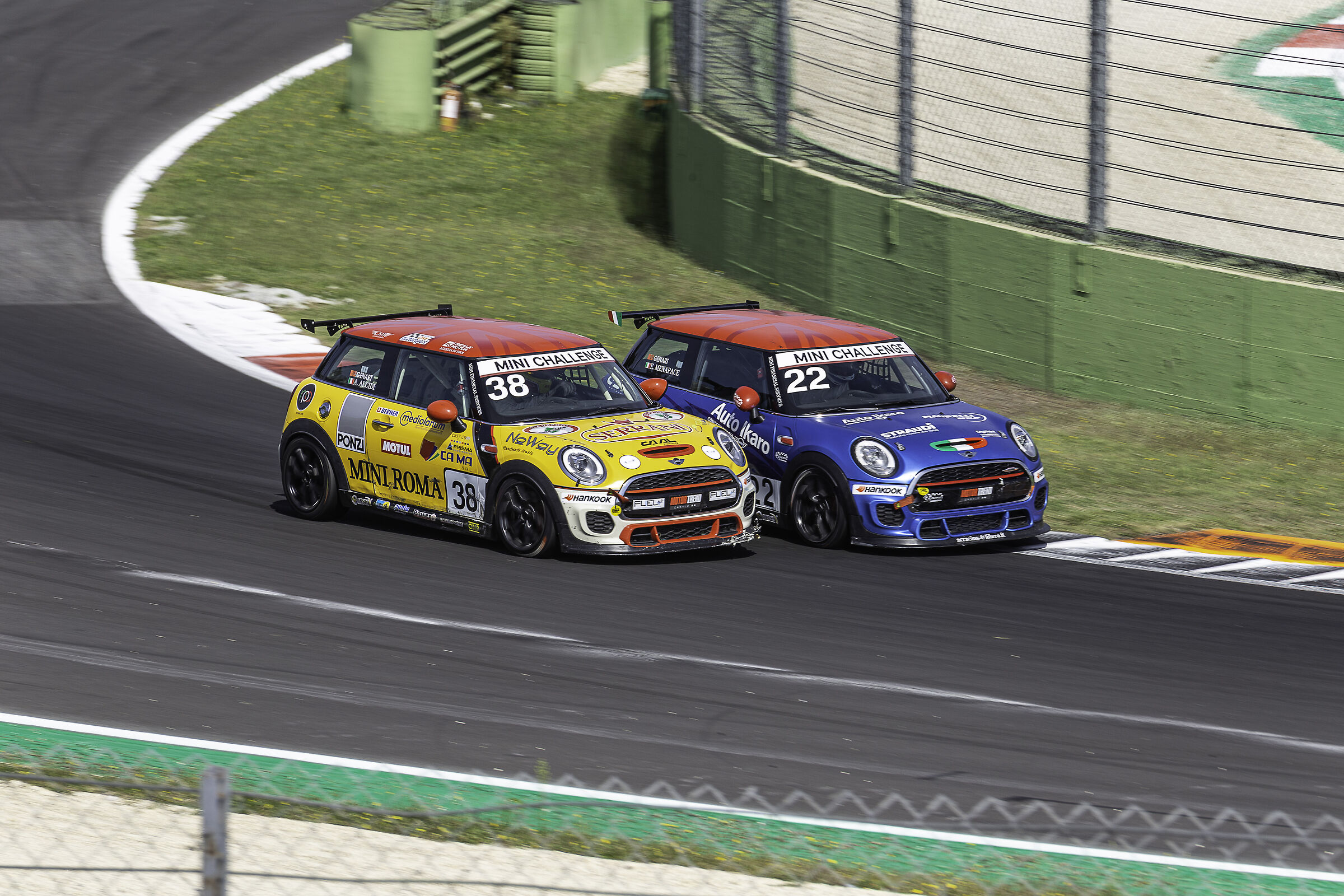 Mini Cooper inbound to the "ESSE"