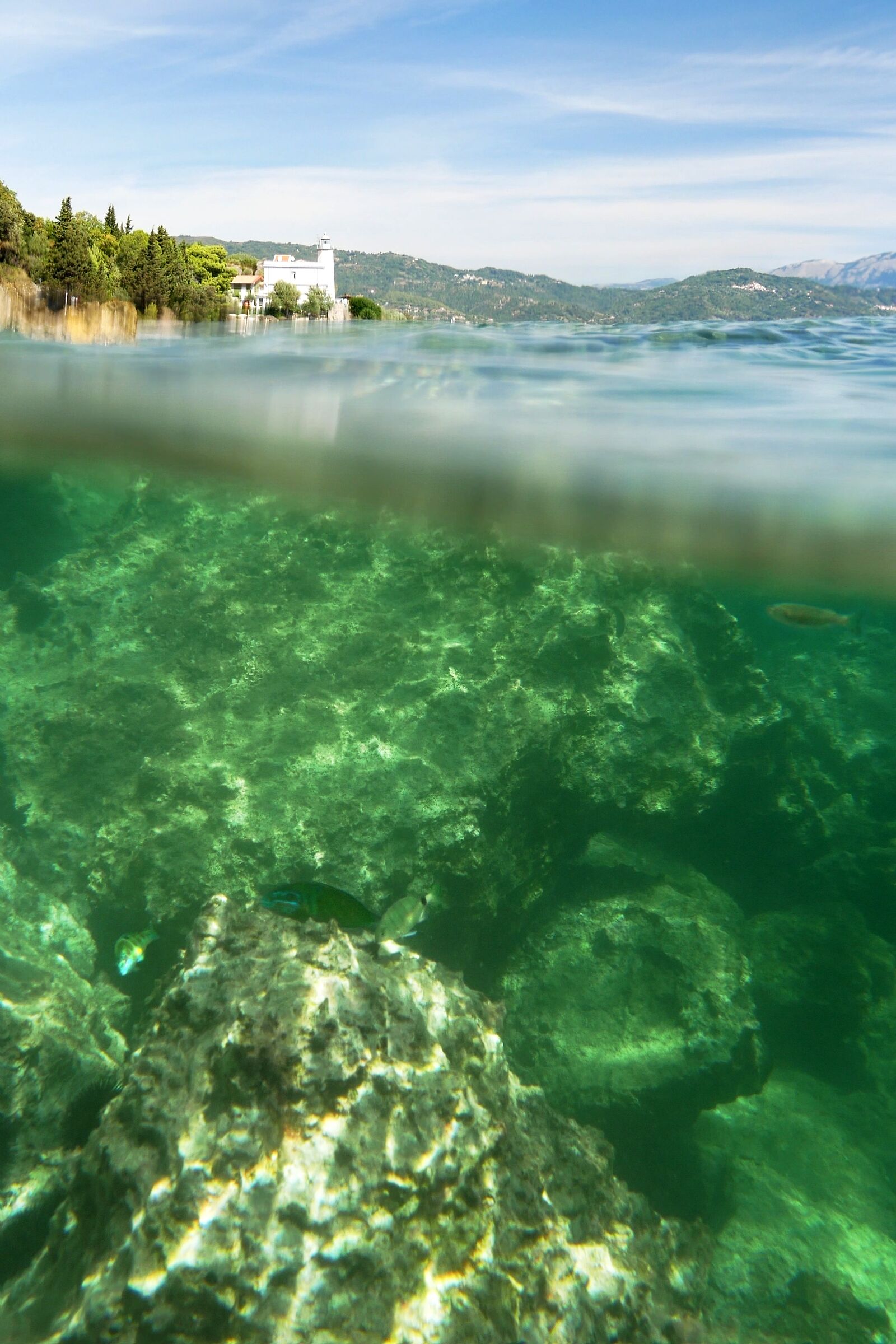 Scario tra fondale e nuvole