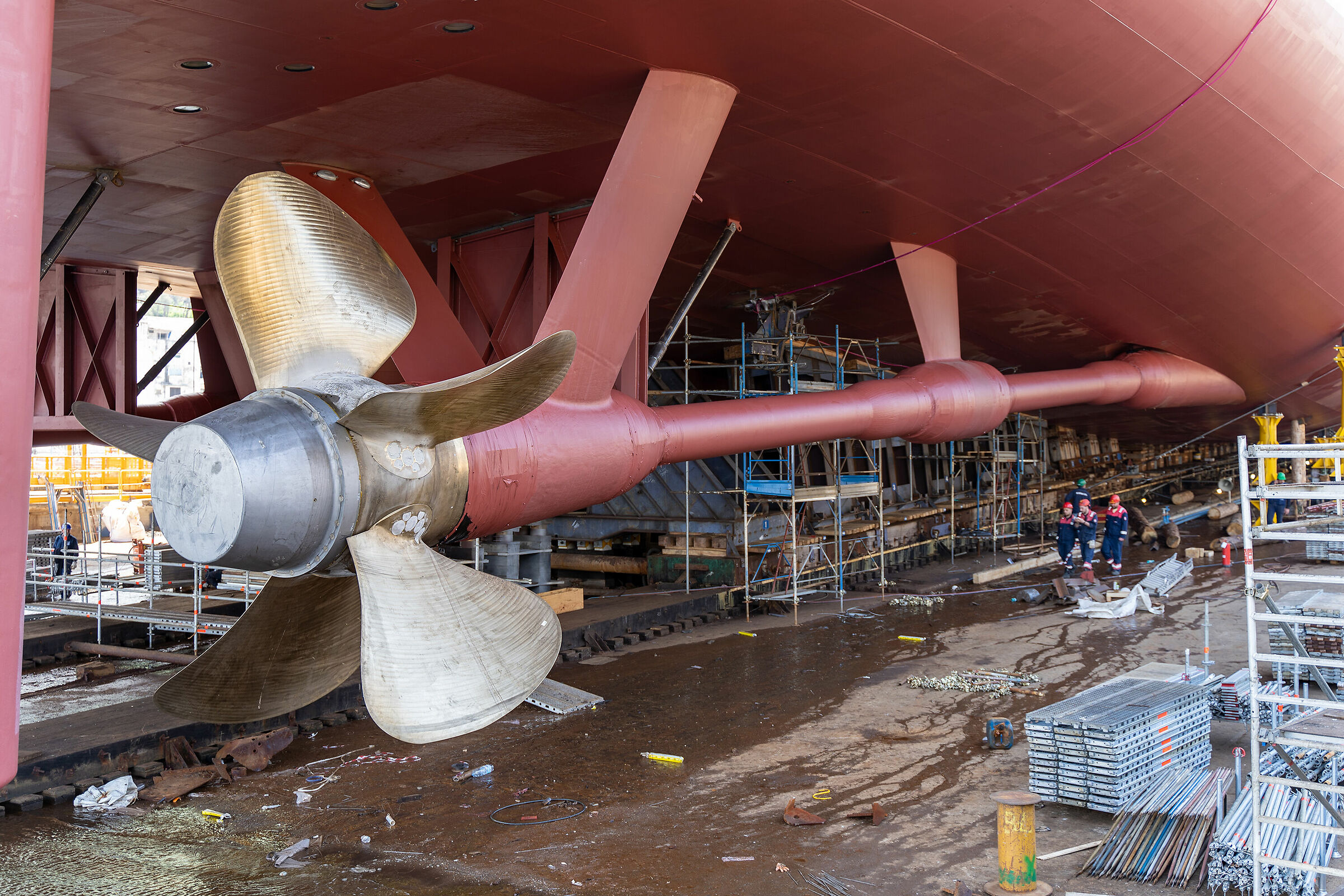 Workers under the eliches