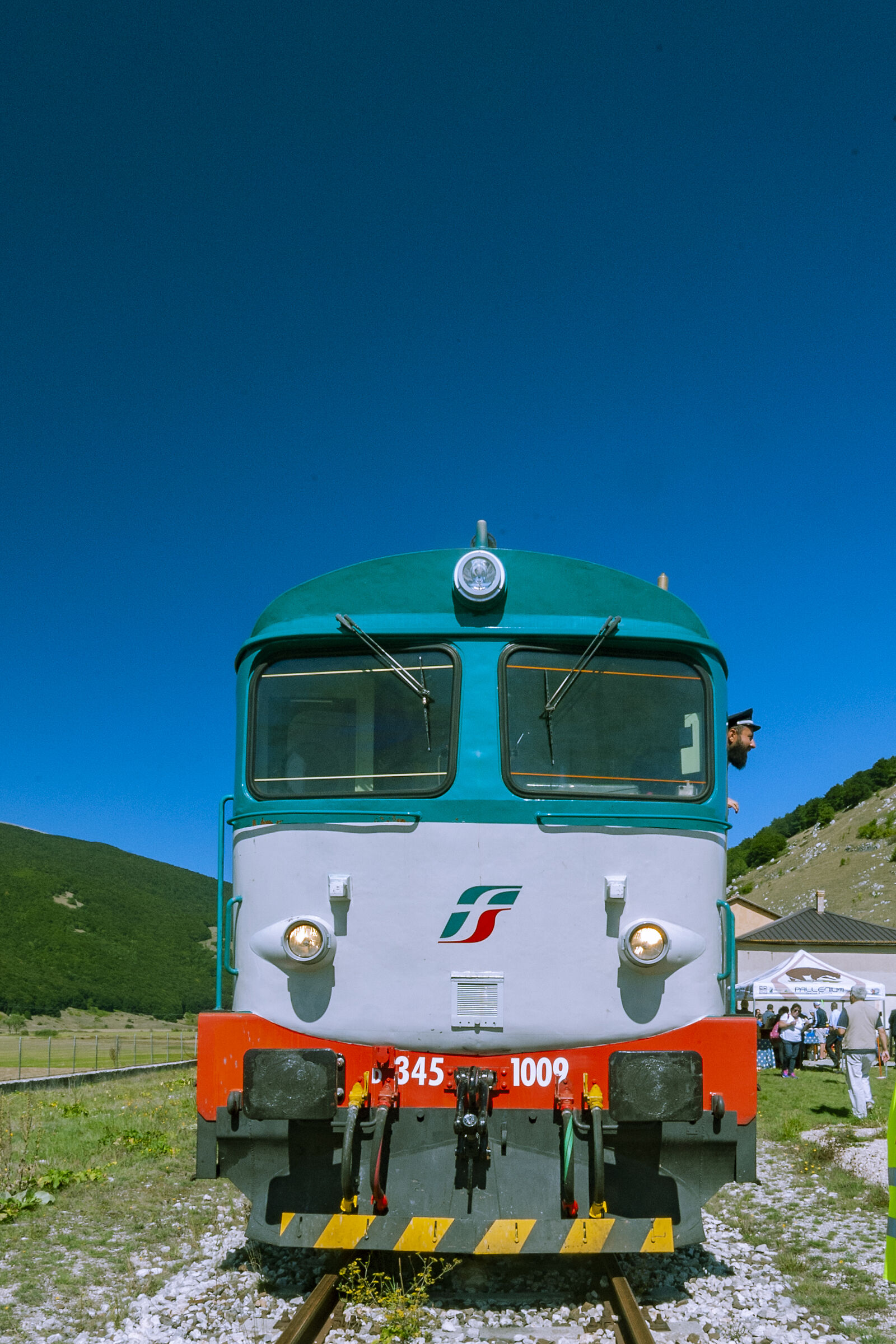 the 7.-80 s.-80 train