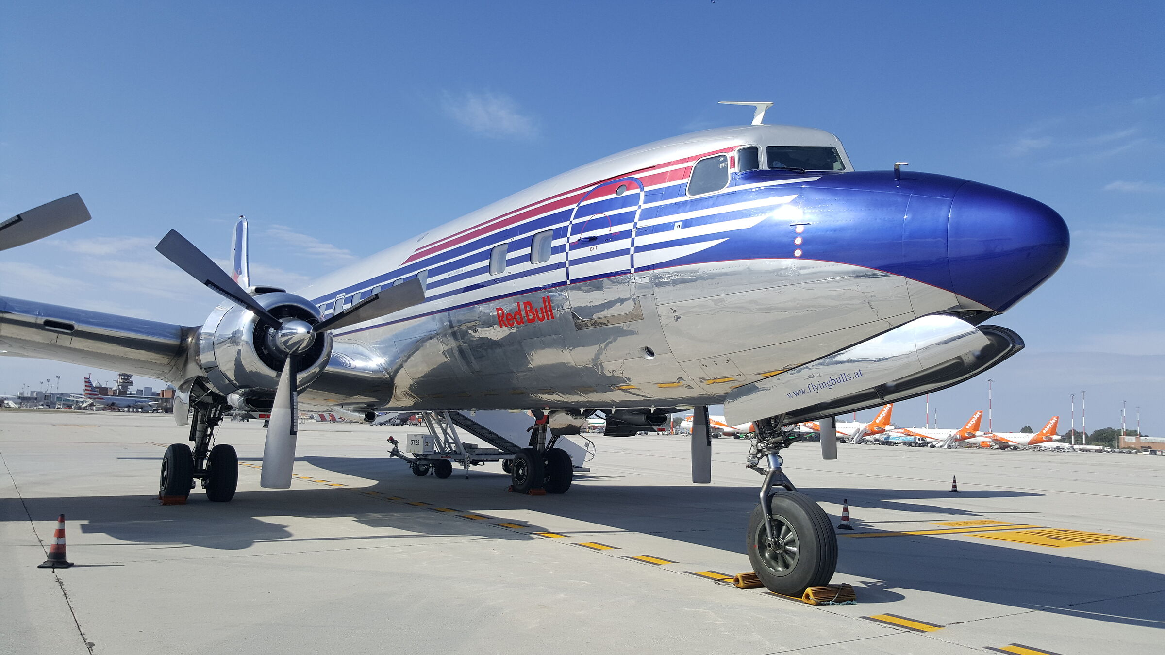dc-6b Red Bull