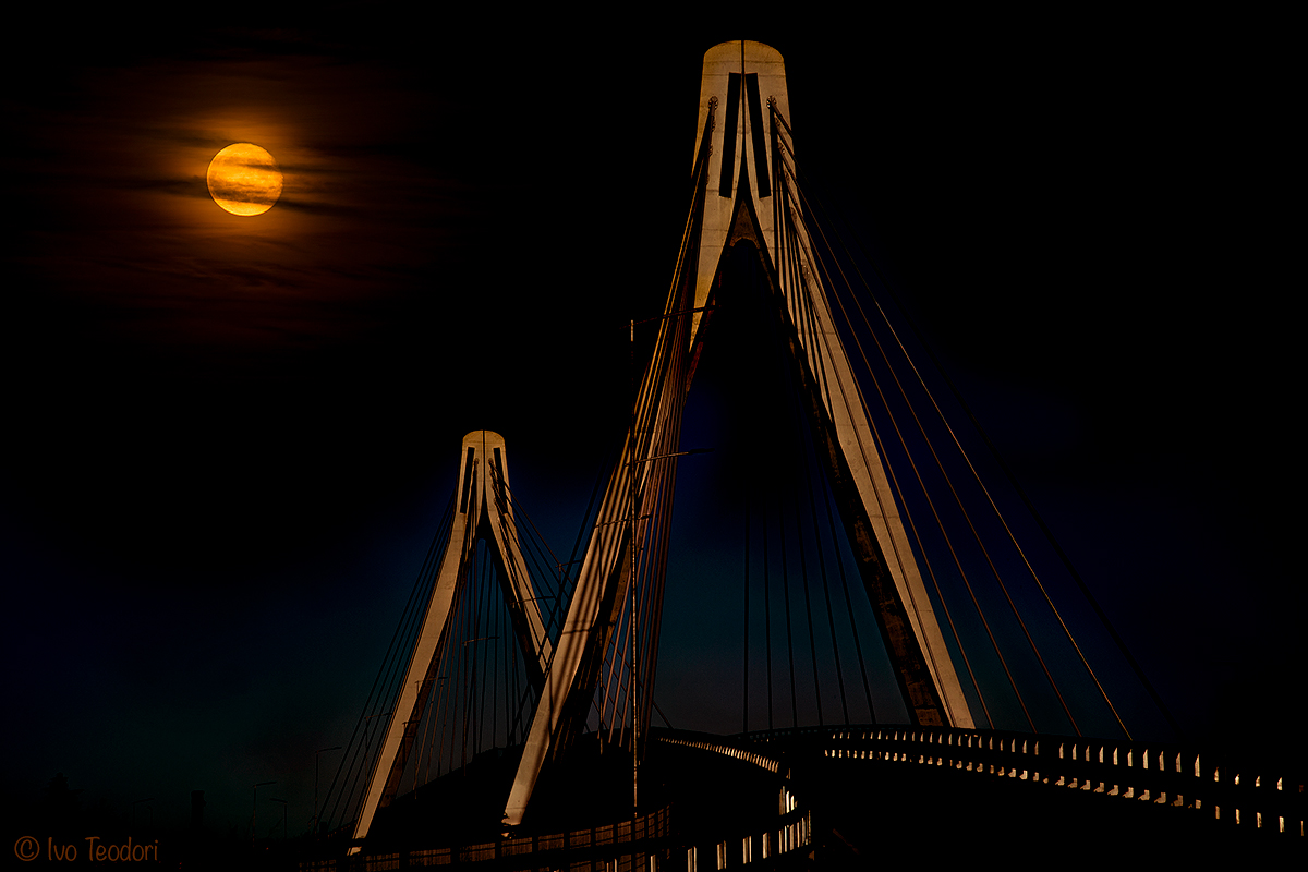 All'ombra di una luna scarlatta.