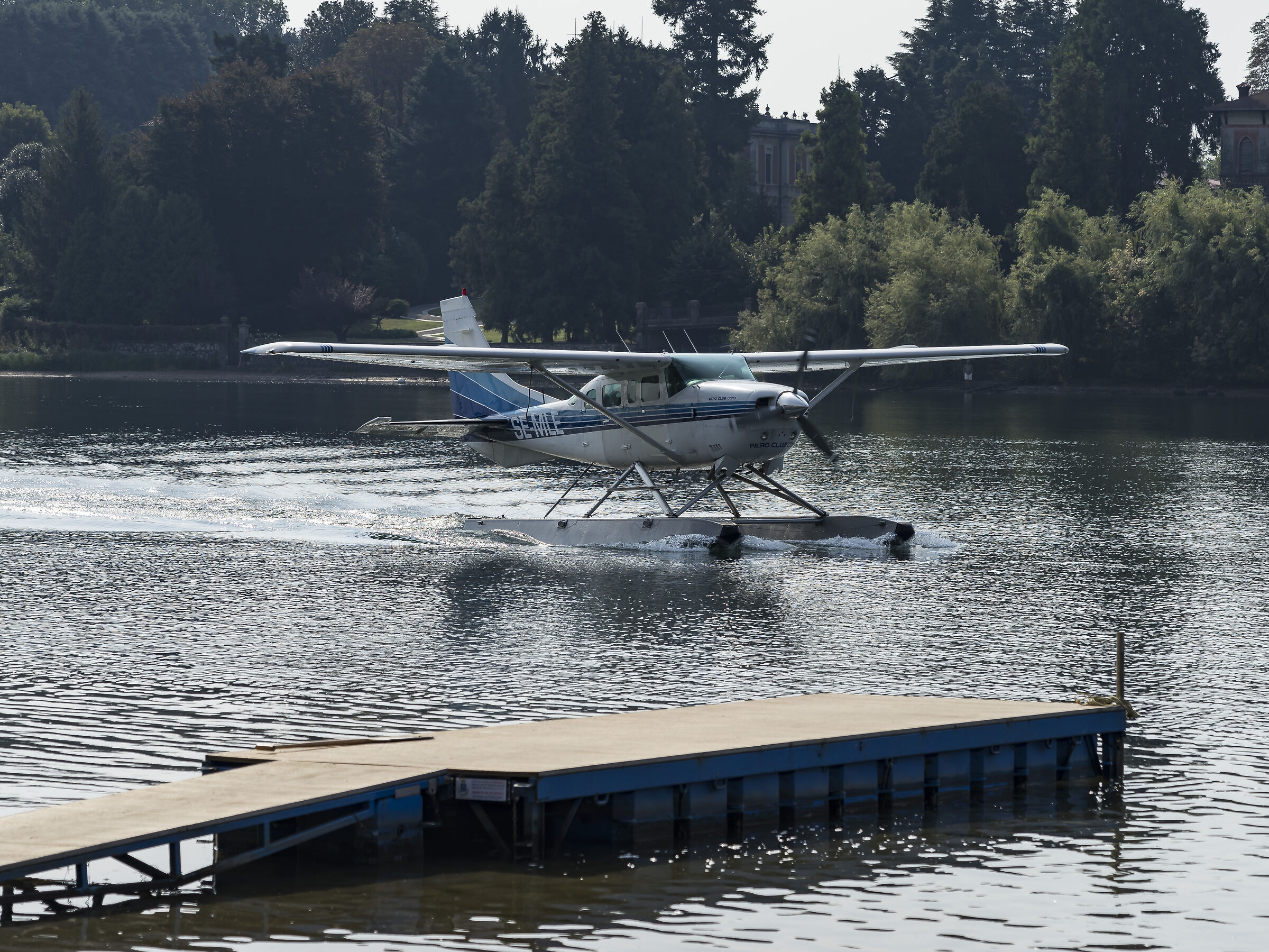 Attracco del Cessna 206 “Stationair” al pontile ...