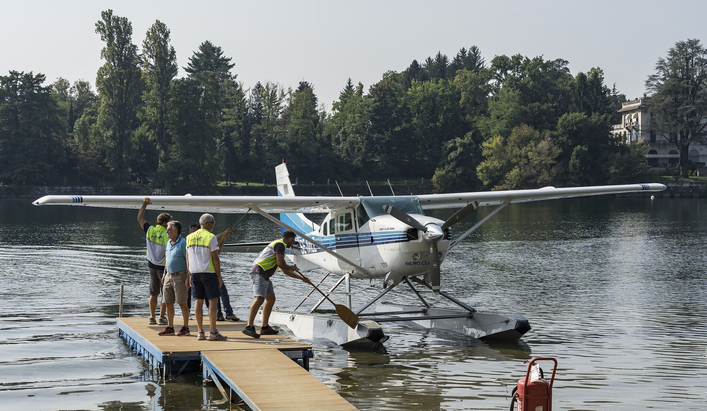 Attracco del Cessna 206 “Stationair” al pontile ...