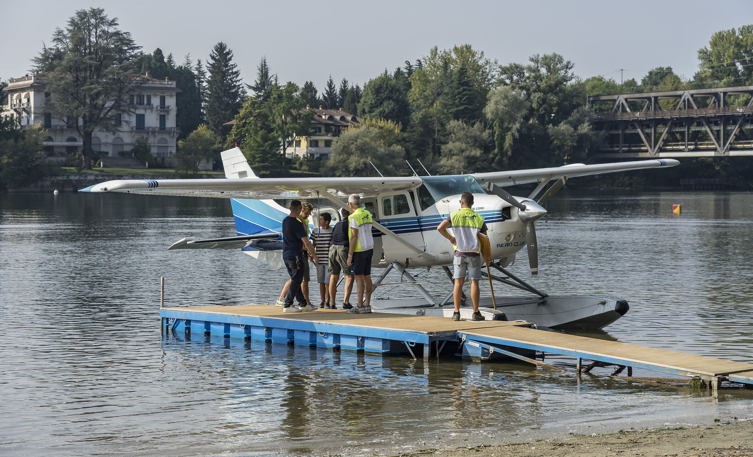 Attracco del Cessna 206 “Stationair” al pontile ...