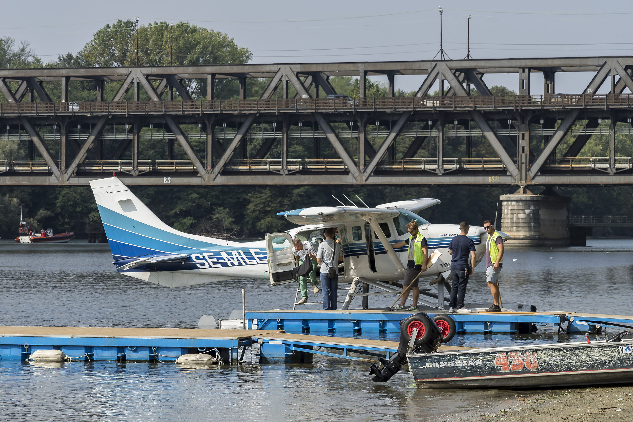 Attracco del Cessna 206 “Stationair” al pontile ...