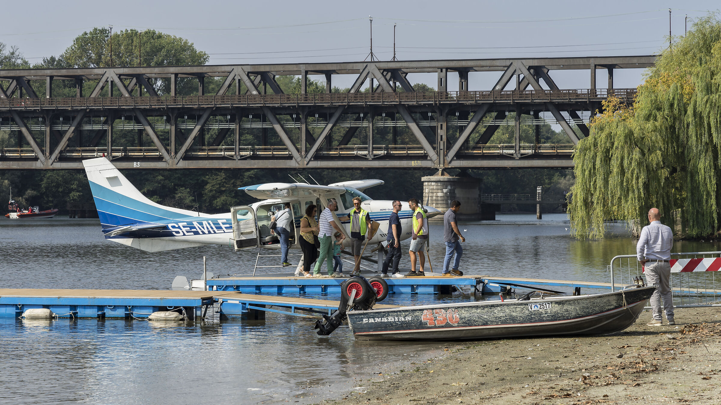 Attracco del Cessna 206 “Stationair” al pontile ...