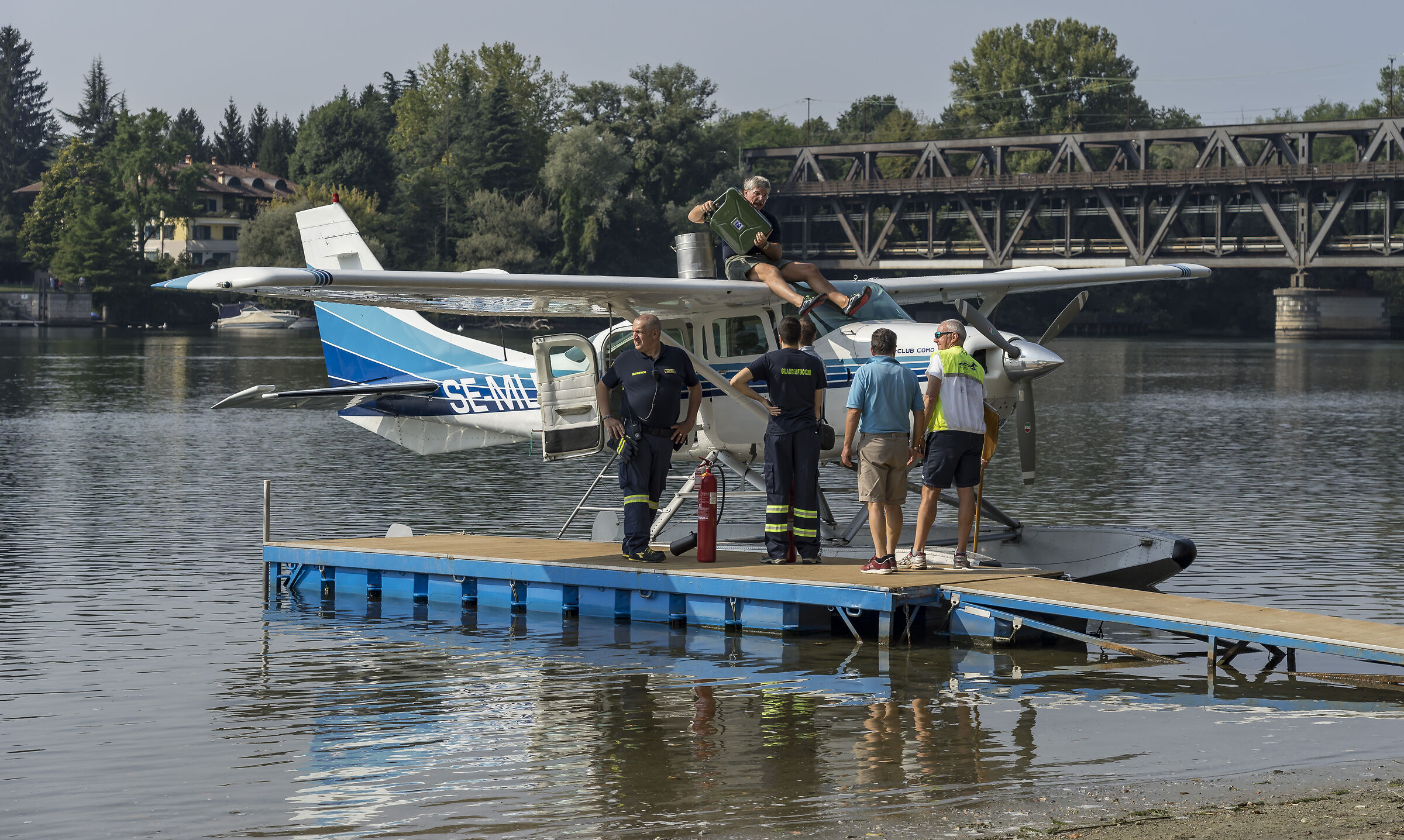 Attracco del Cessna 206 “Stationair” al pontile ...