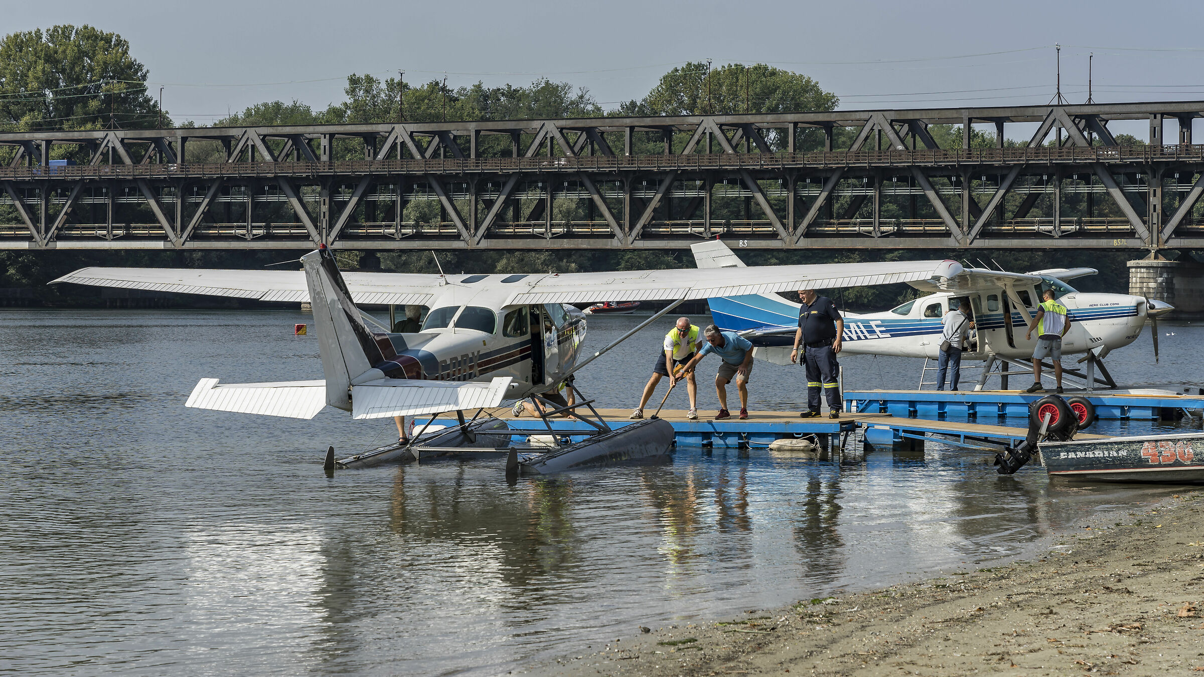 Attracco del Cessna 172 “Skyhawk” i-gdrx al pont...