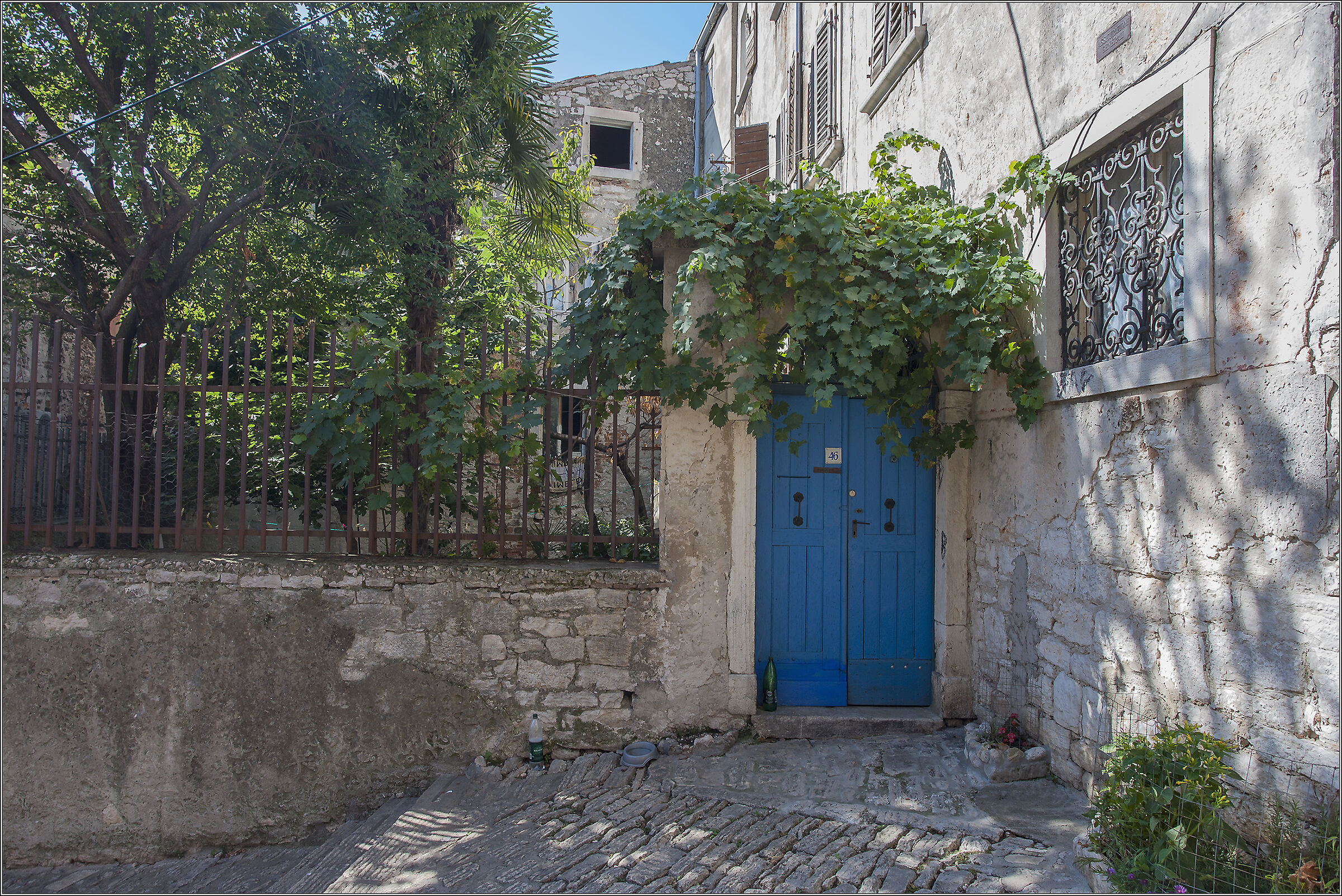 portone azzurro (Rovigno)