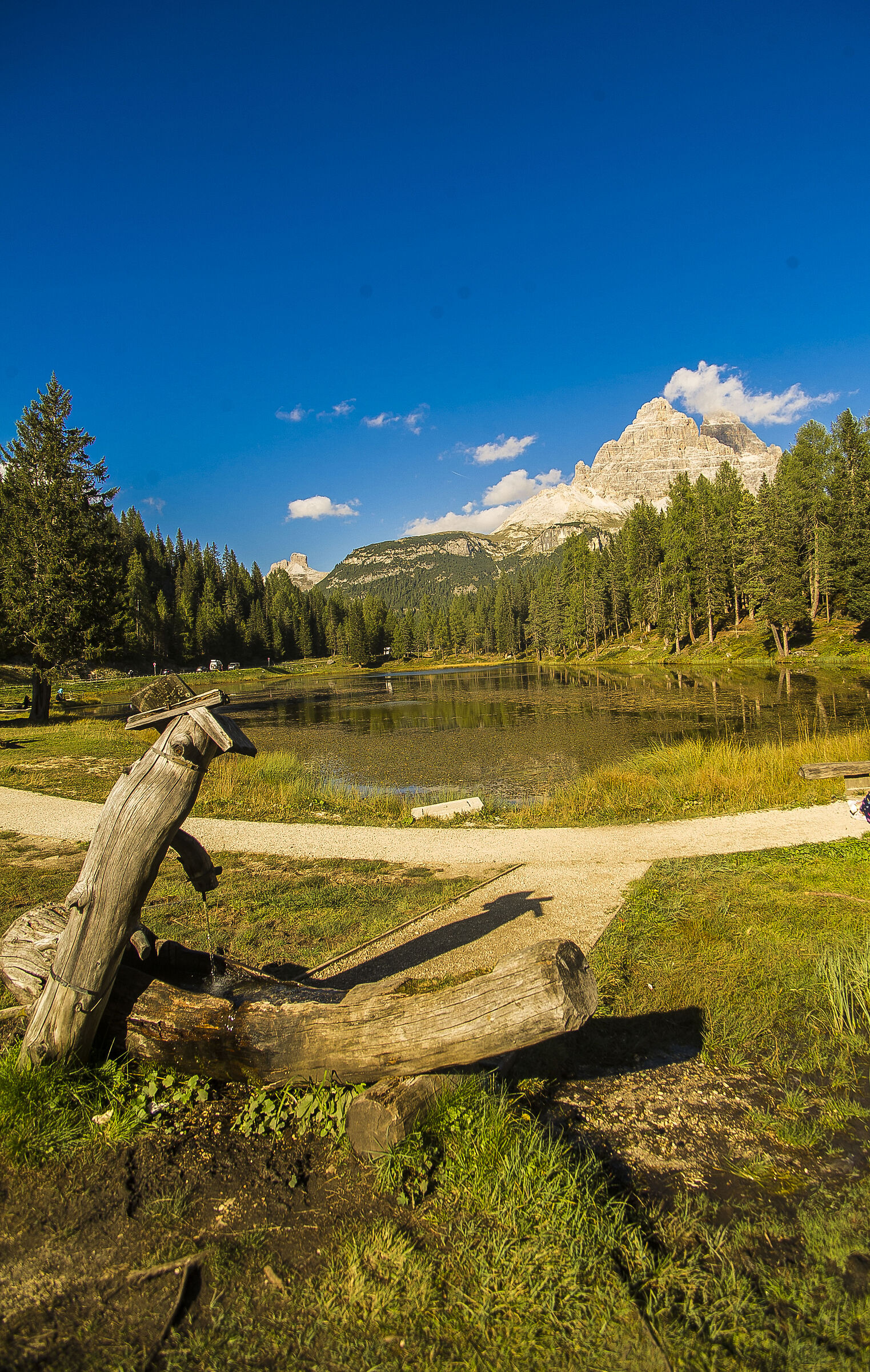 la fontana con lo sfondo delle3 cime
