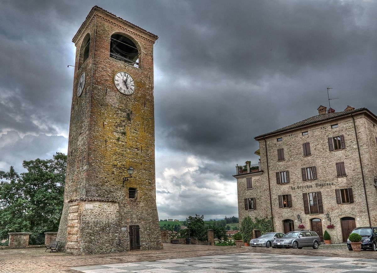 Castelvetro - Torre dell' orologio