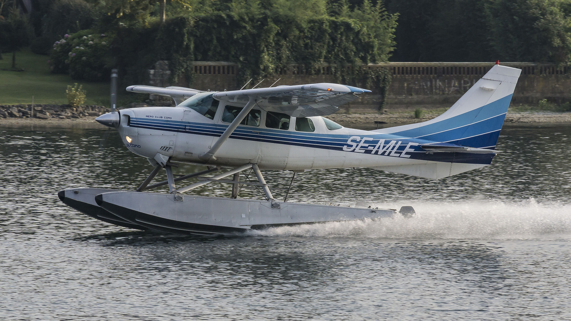 Cessna 206 “Stationair” che ritorna a Como - 2