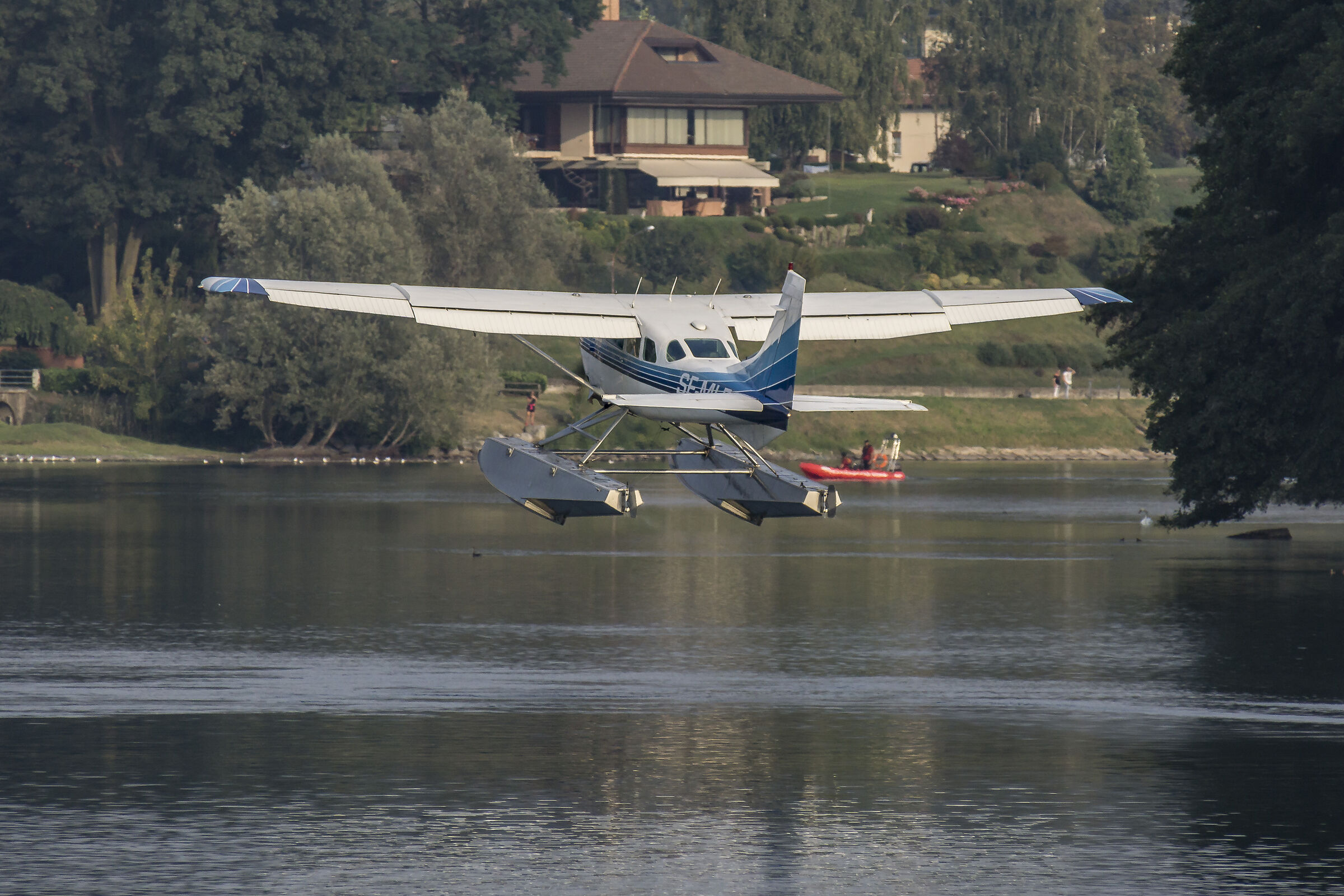 Cessna 206 "Stationair" returning to Como - 4