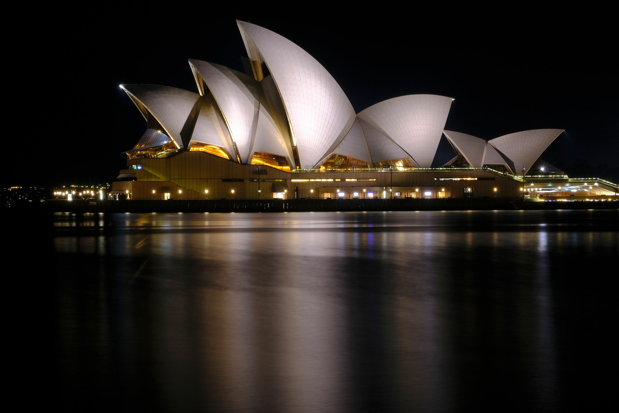 sydney opera house di notte