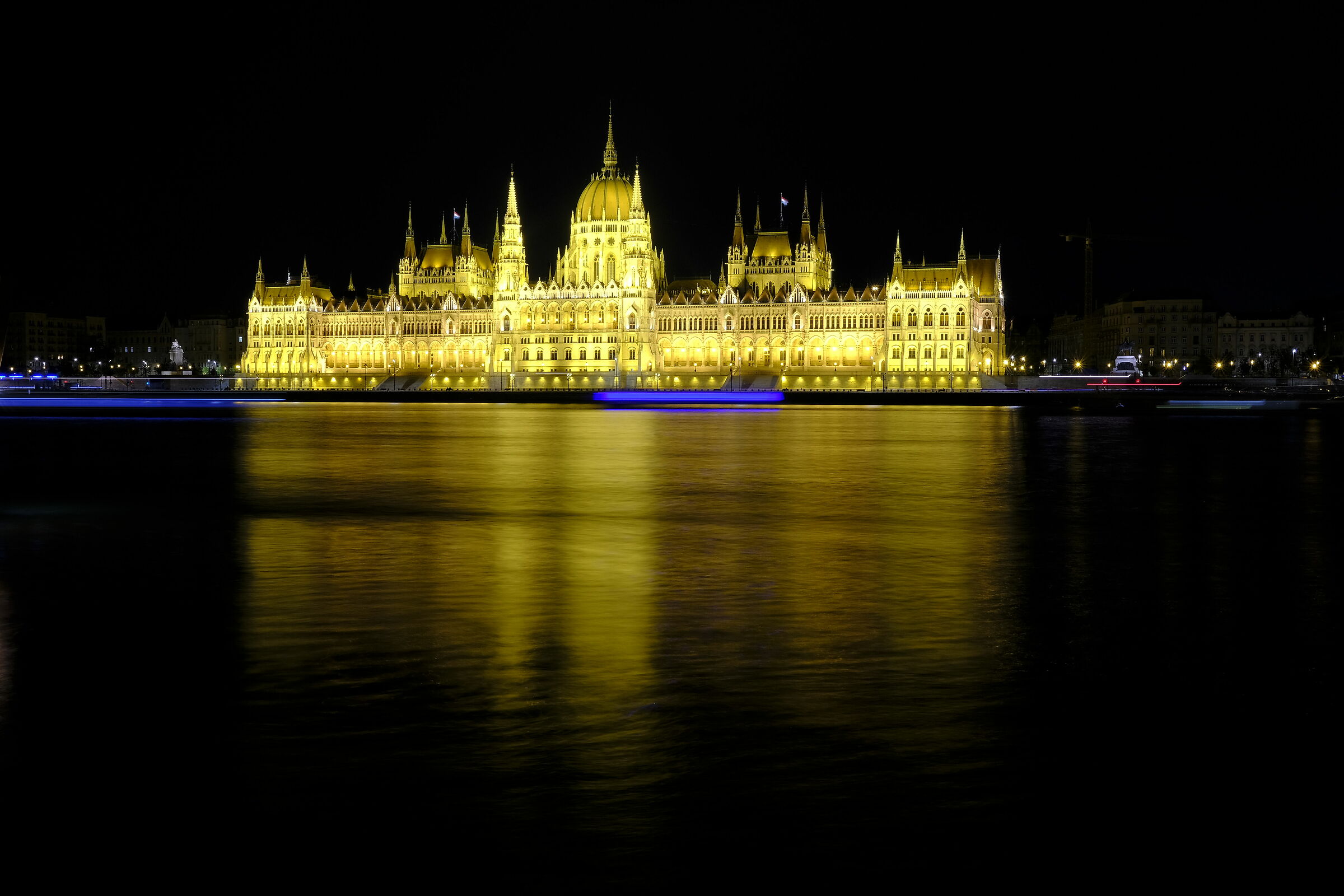 parlamento di budapest di notte