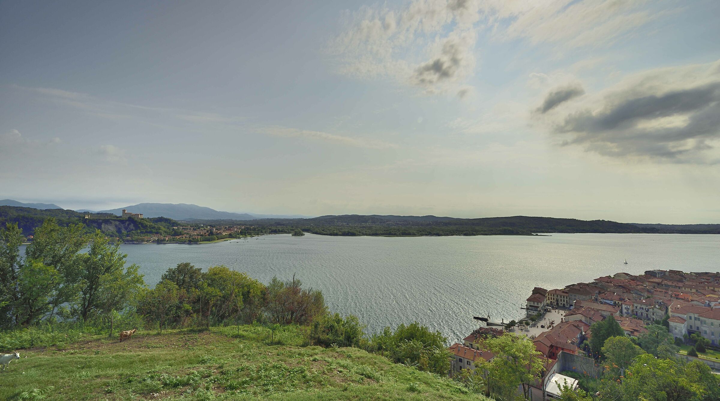dalla Rocca di Arona a sin la Rocca di Angera e